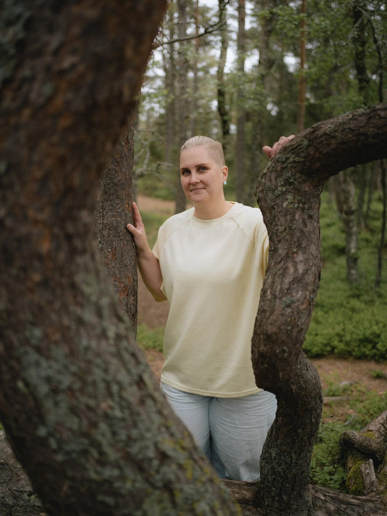Työelämän hermostocoach hymyilee kameralle itsensä johtamisen valmennuksen kansikuvassa.