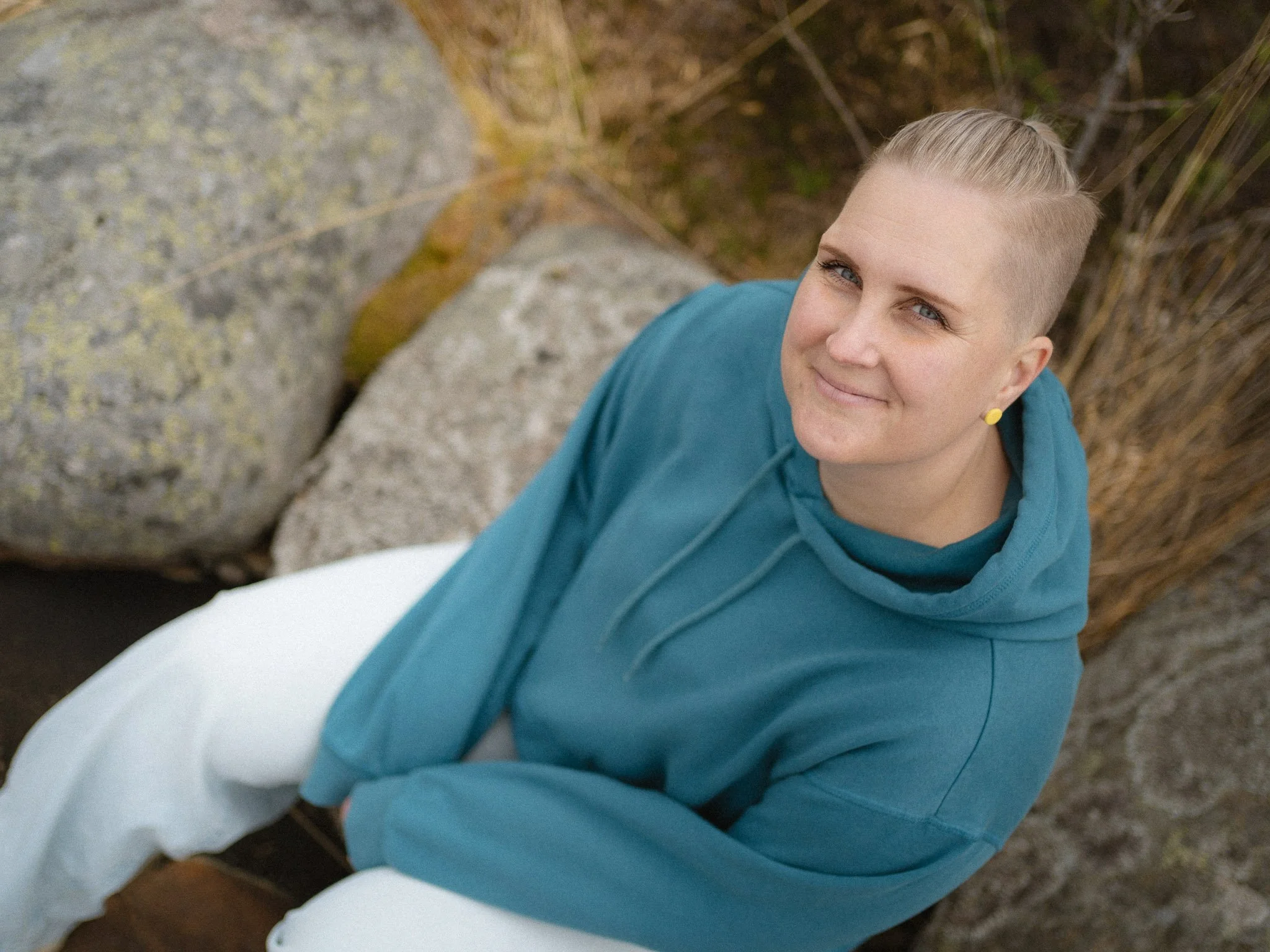 Työelämän hermostocoach Minna Fronden hymyilee kameralle.