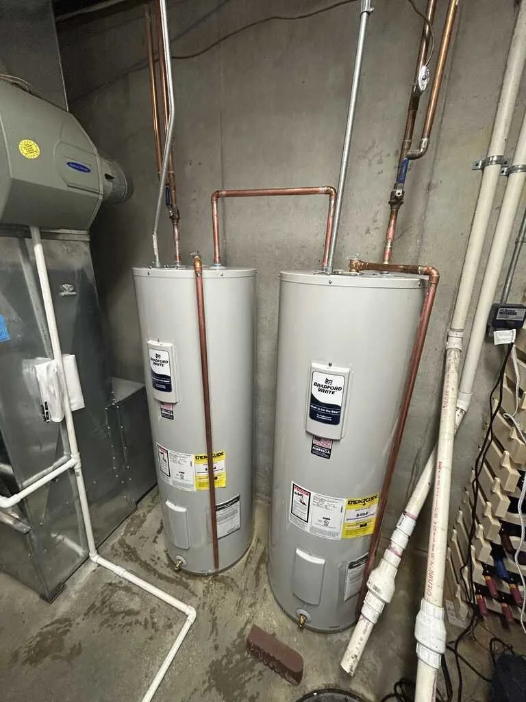 Oranssi carpenter using bench saw