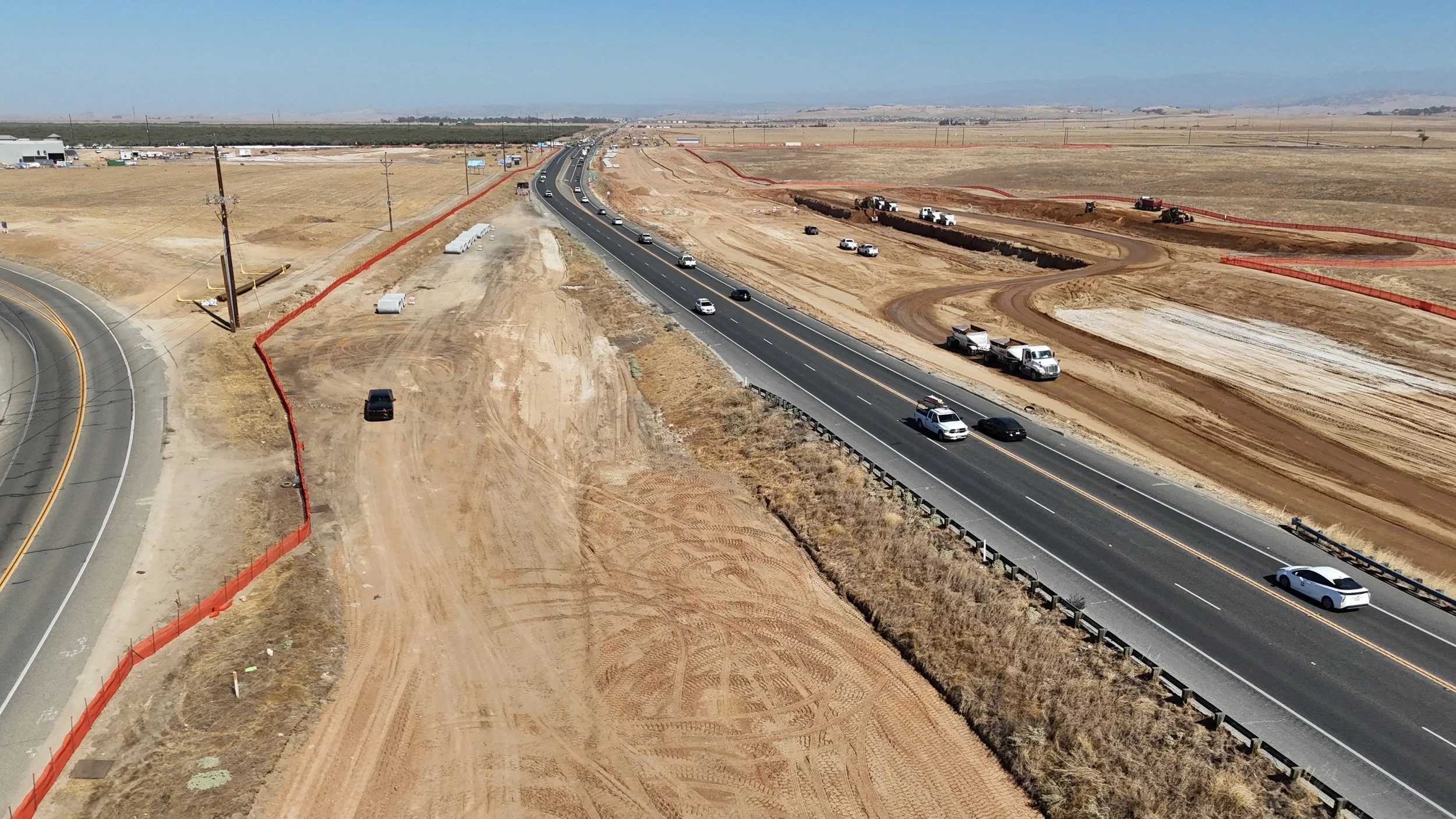 41 Expressway with the constructed work on the left and right and the orange fencing keeping it inside. 