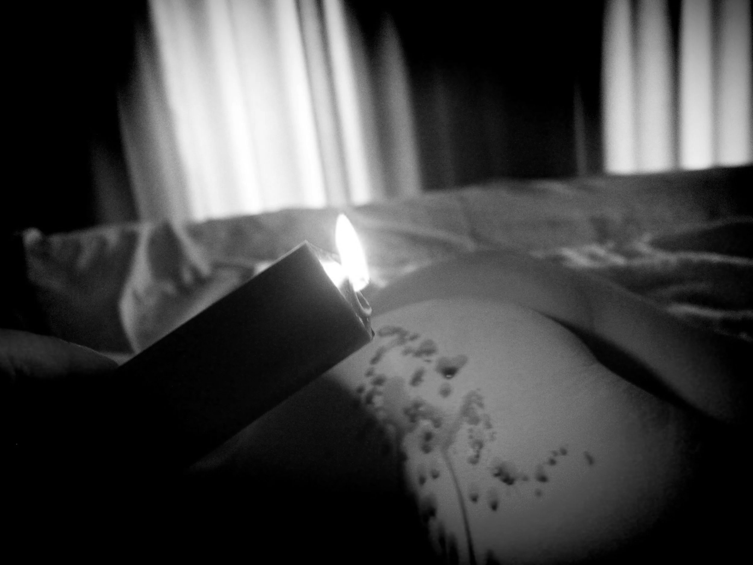 BDSM Gigolo - close up van een vrouw haar billen wie met candle wax is overgoten
