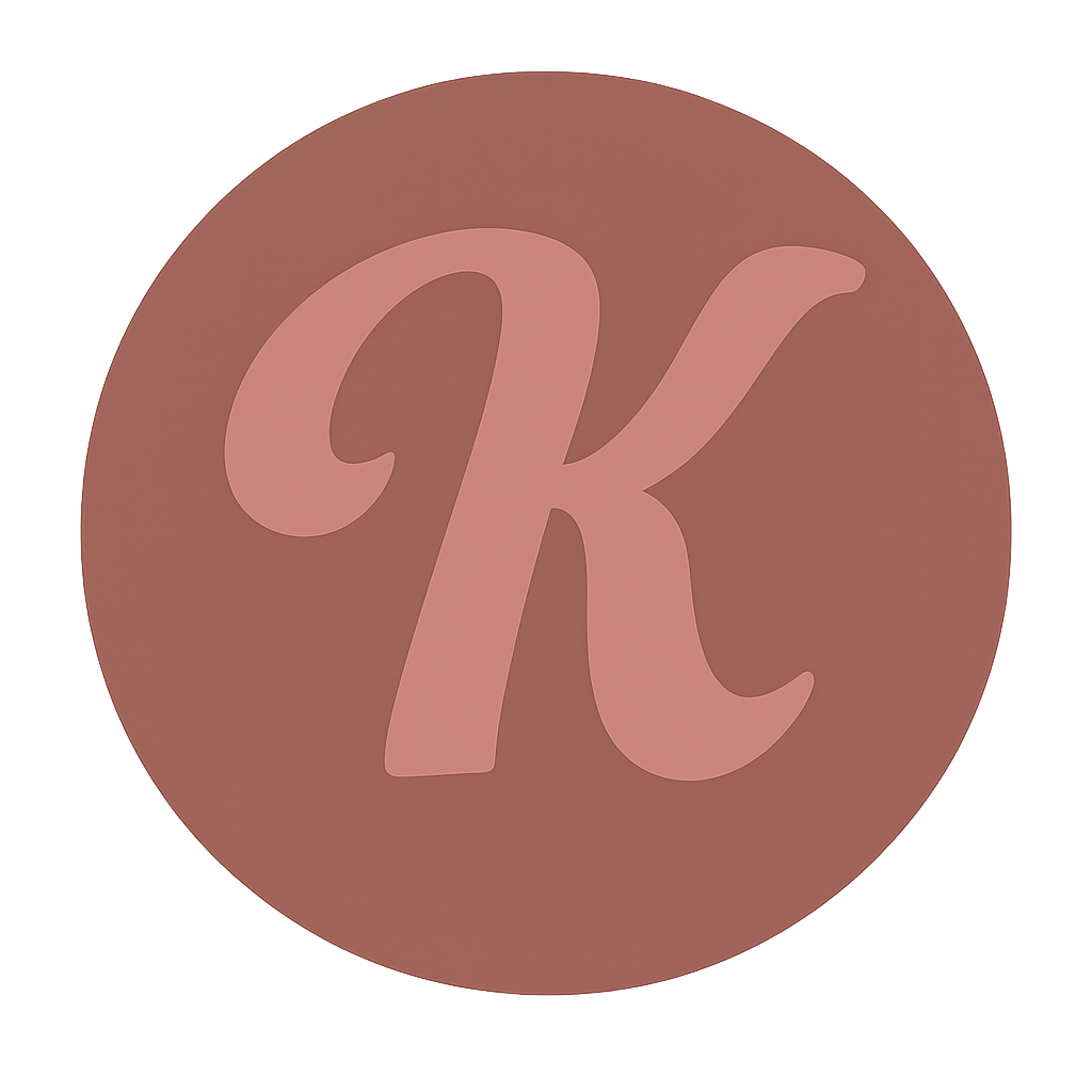 Een ronde badge met een lichtroze achtergrond en een grote, gestileerde letter 'k' in een iets donkerdere roze tint.