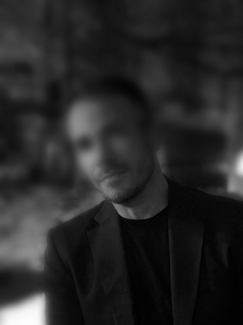 BDSM Gigolo, foto van een man met een jasje en tshirt