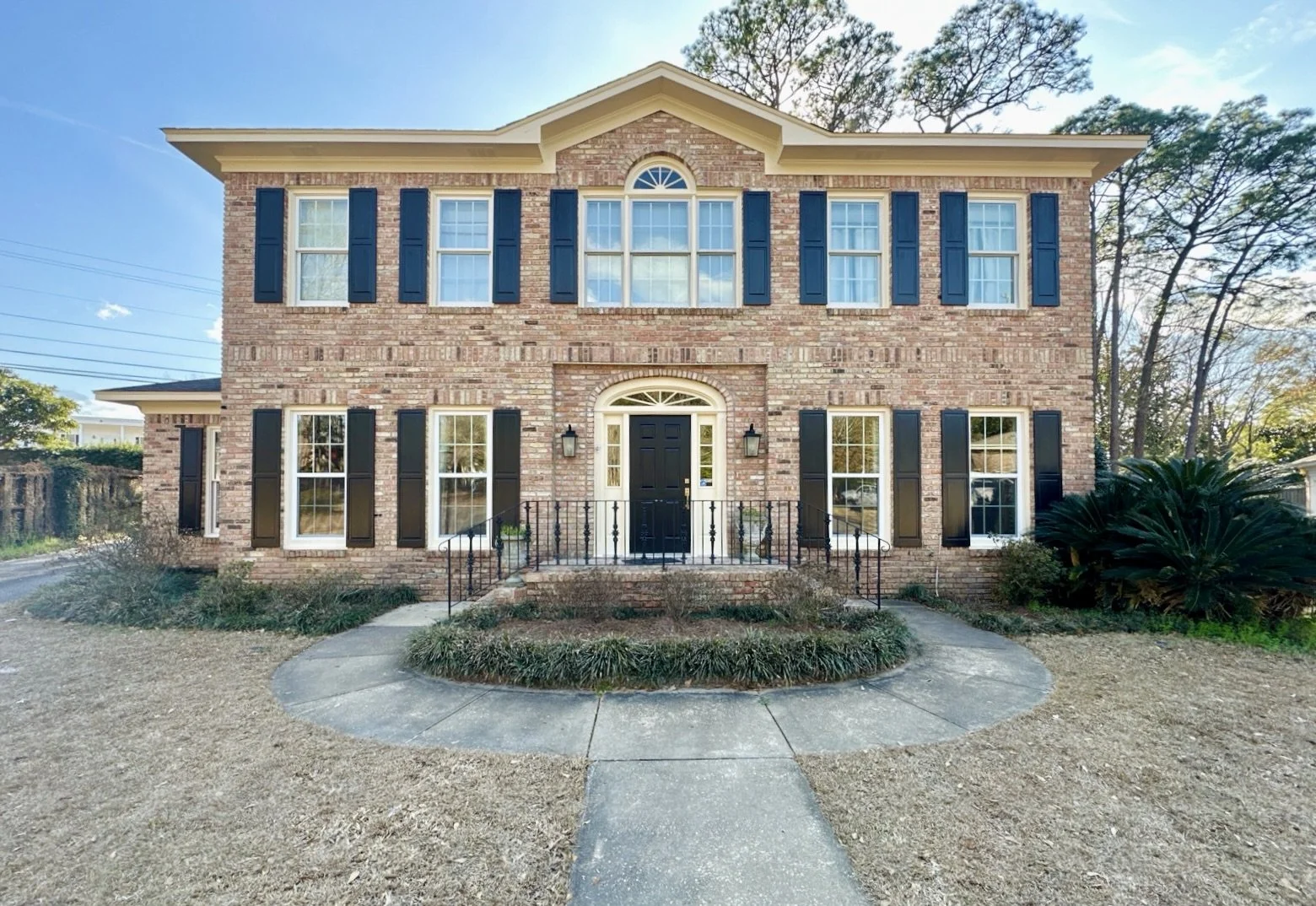 A brick house with freshly painted trim in Mobile Alabama. Painted by Noah's Hammer.