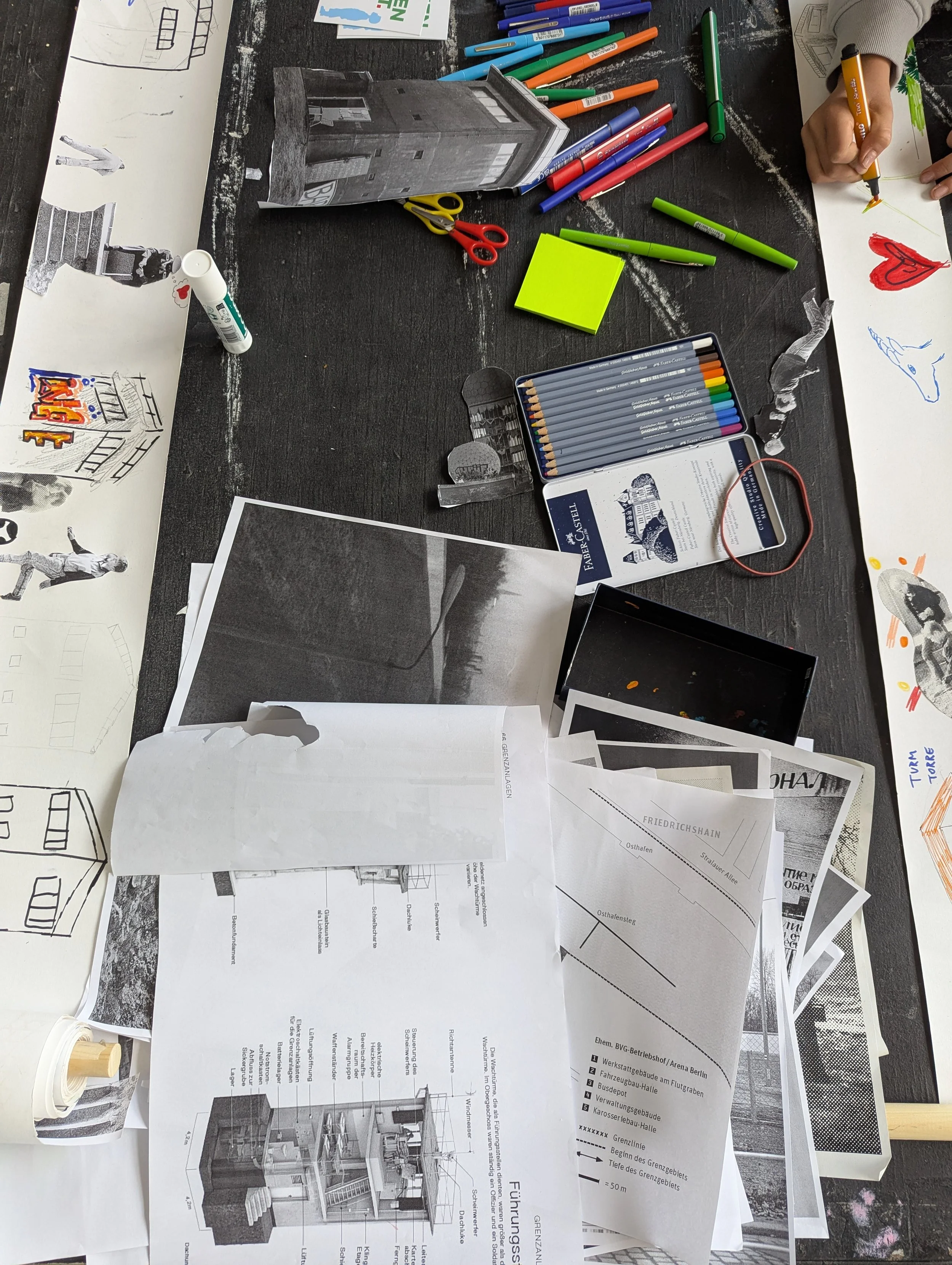 Tisch von oben mit Bastelmaterial