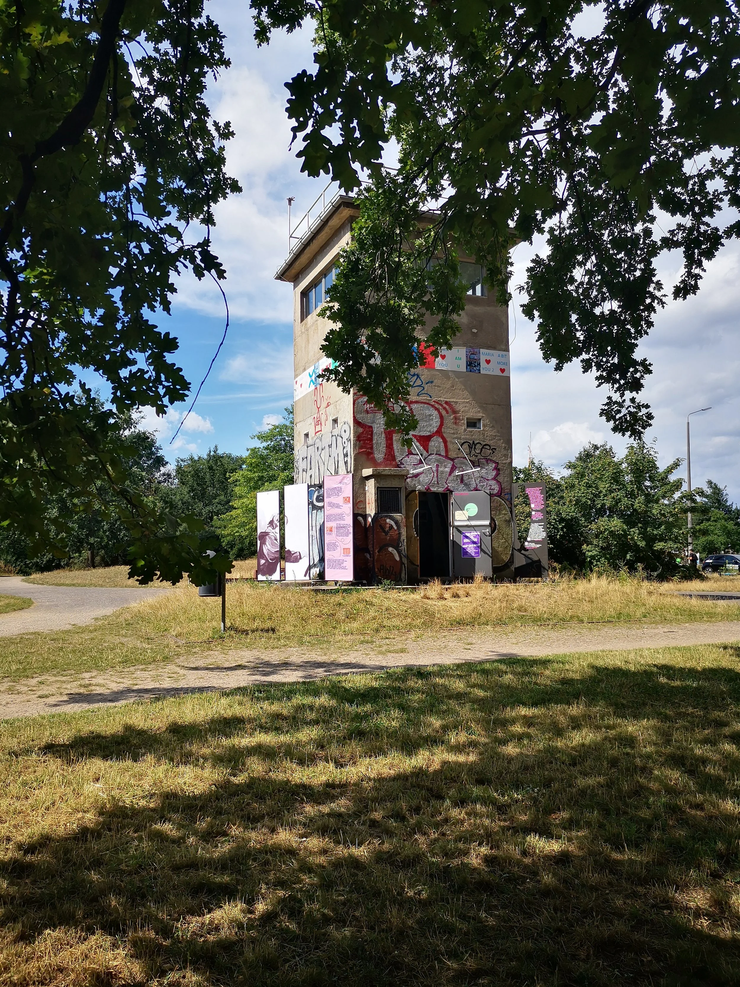 Ehemaliger Wachturm am Schlesischer Busch mit einer künstlerischen Intervention