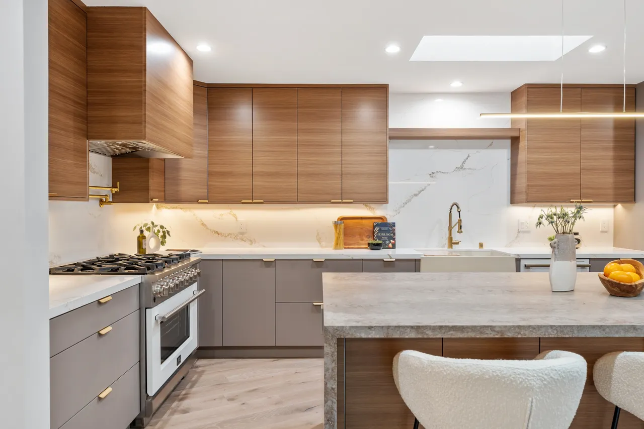 Horizontal woodgrain upper cabinets and clean gray base cabinetry.