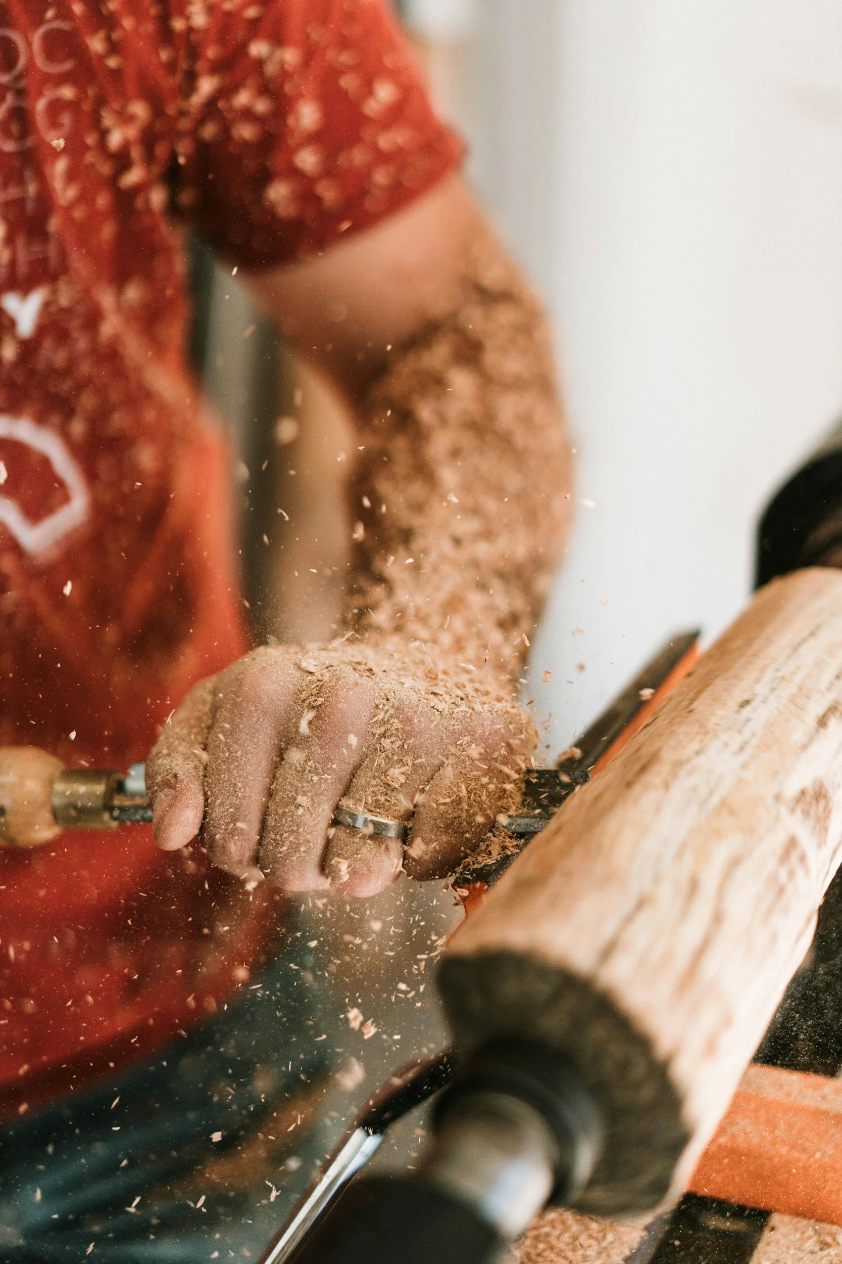 Tischler schleift Holz mit einer elektrischen Schleifmaschine.