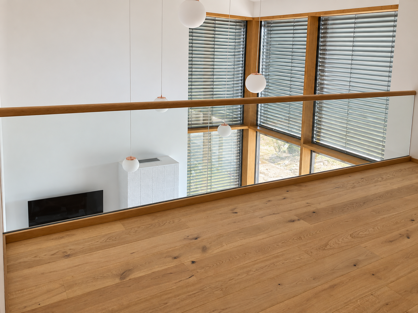 Inneres einer modernen Wohnung mit großen Fenstern, Holzrahmen, Jalousien und weißen Wänden, Blick von einer oberen Ebene