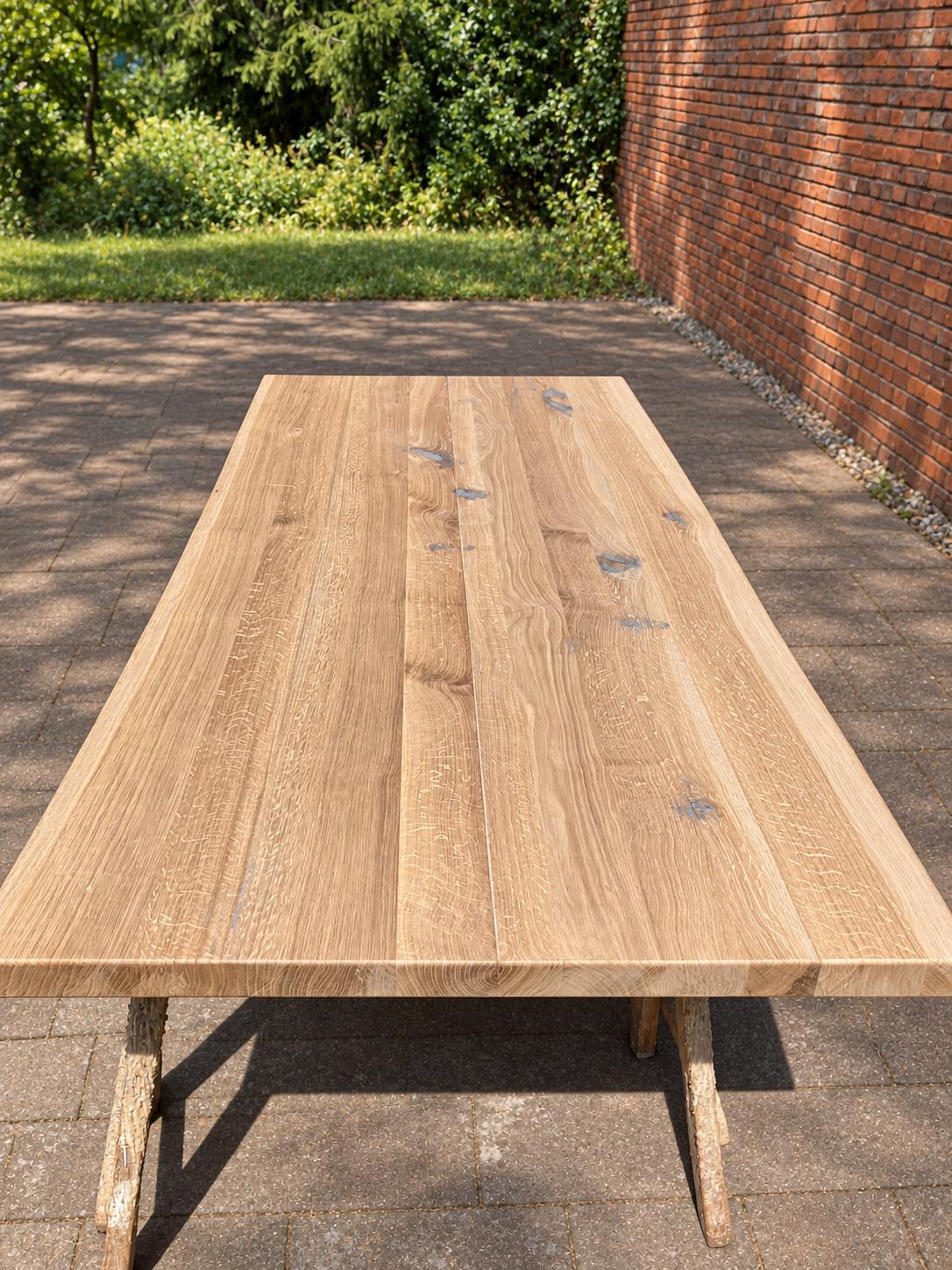 Ein Holz-Esstisch in der Feritgstellung