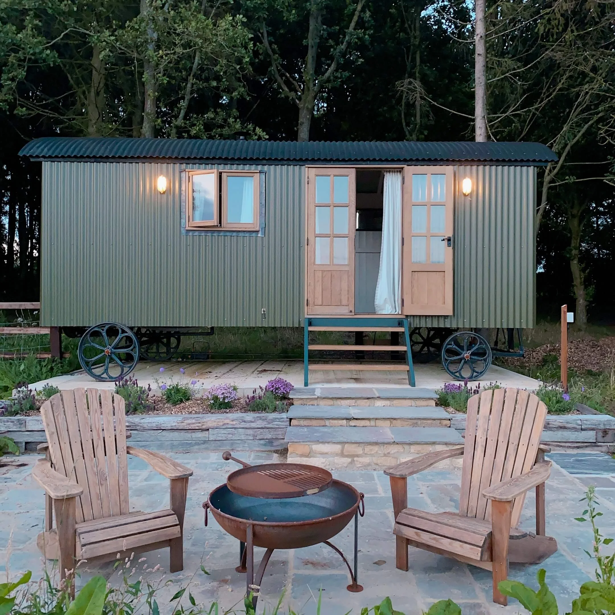 Charming Farm Stay in Shepherd's Hut