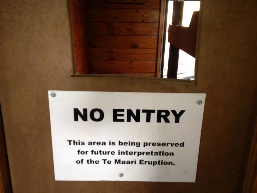 Ketetahi Hut sign saying no entry following a volcanic eruption