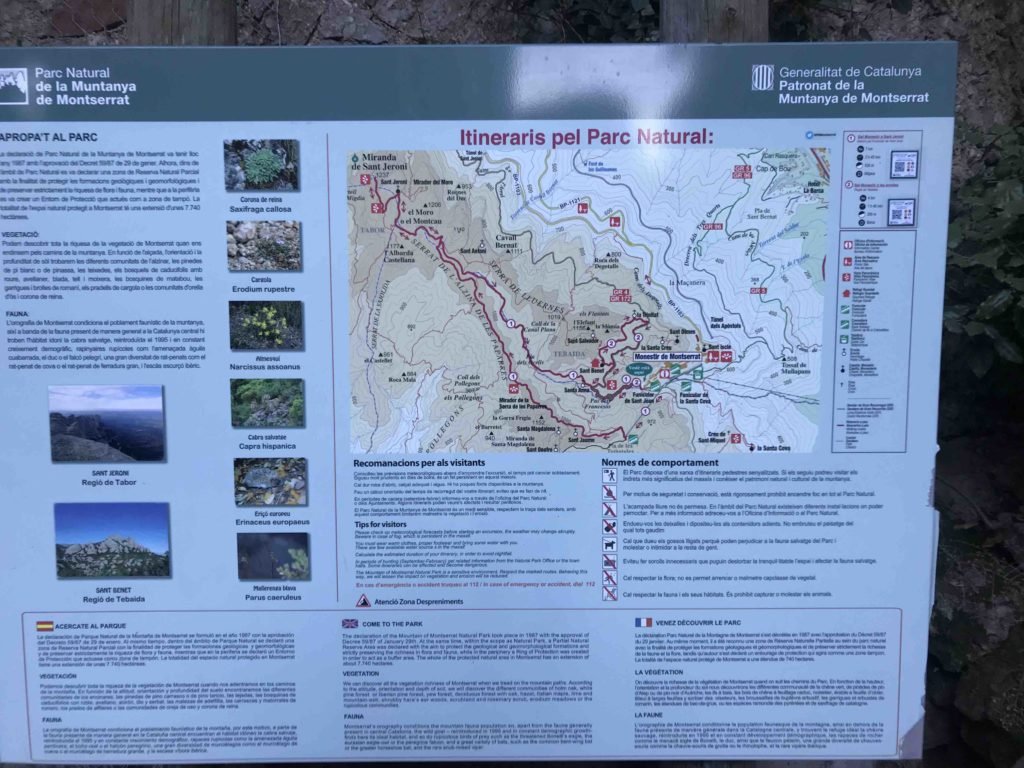 Map with the different hiking routes