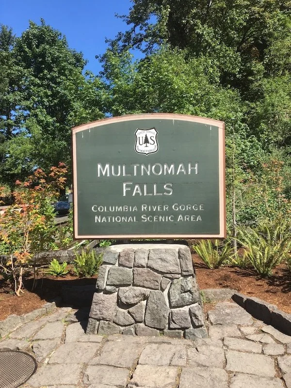 Signpost at the start of the track at Multnomah Falls Lodge