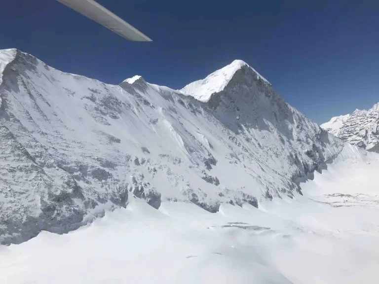 Helicopter over the passes to Dingboche