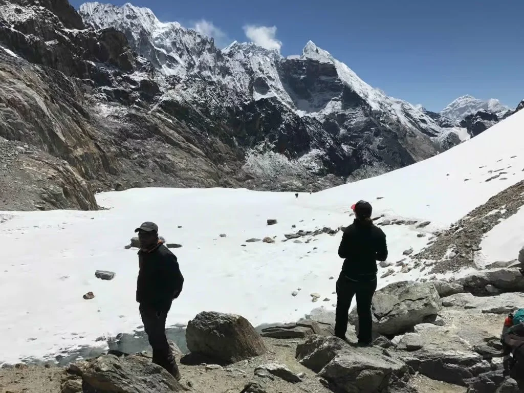 Crossing the glacier on the Cho La Pass – microspikes are helpful