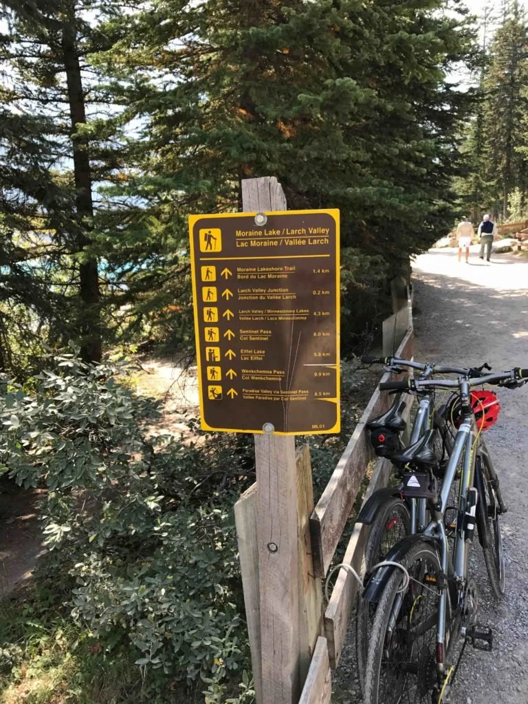 Signpost at the Moraine Lake trailhead