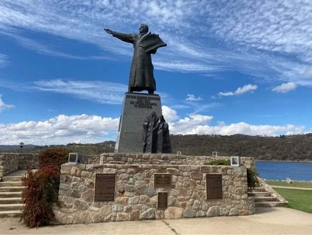 Strzelecki Monument in Jindabyne, pointing towards Mt Kosciuszko