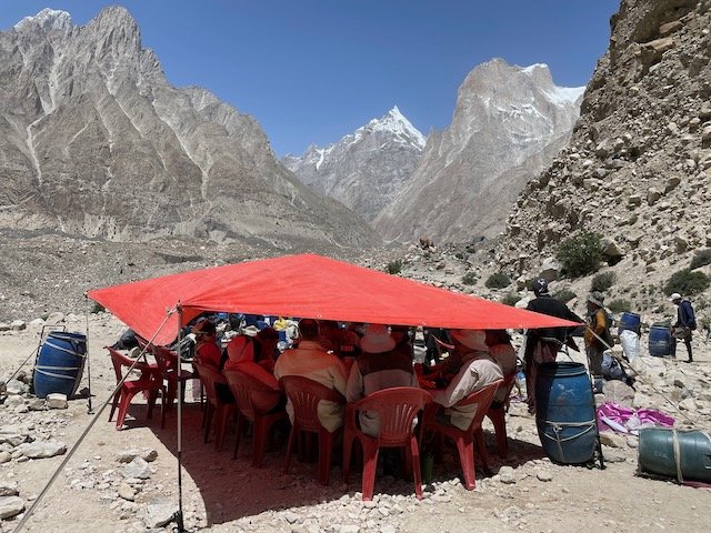 A welcome lunch in the shade
