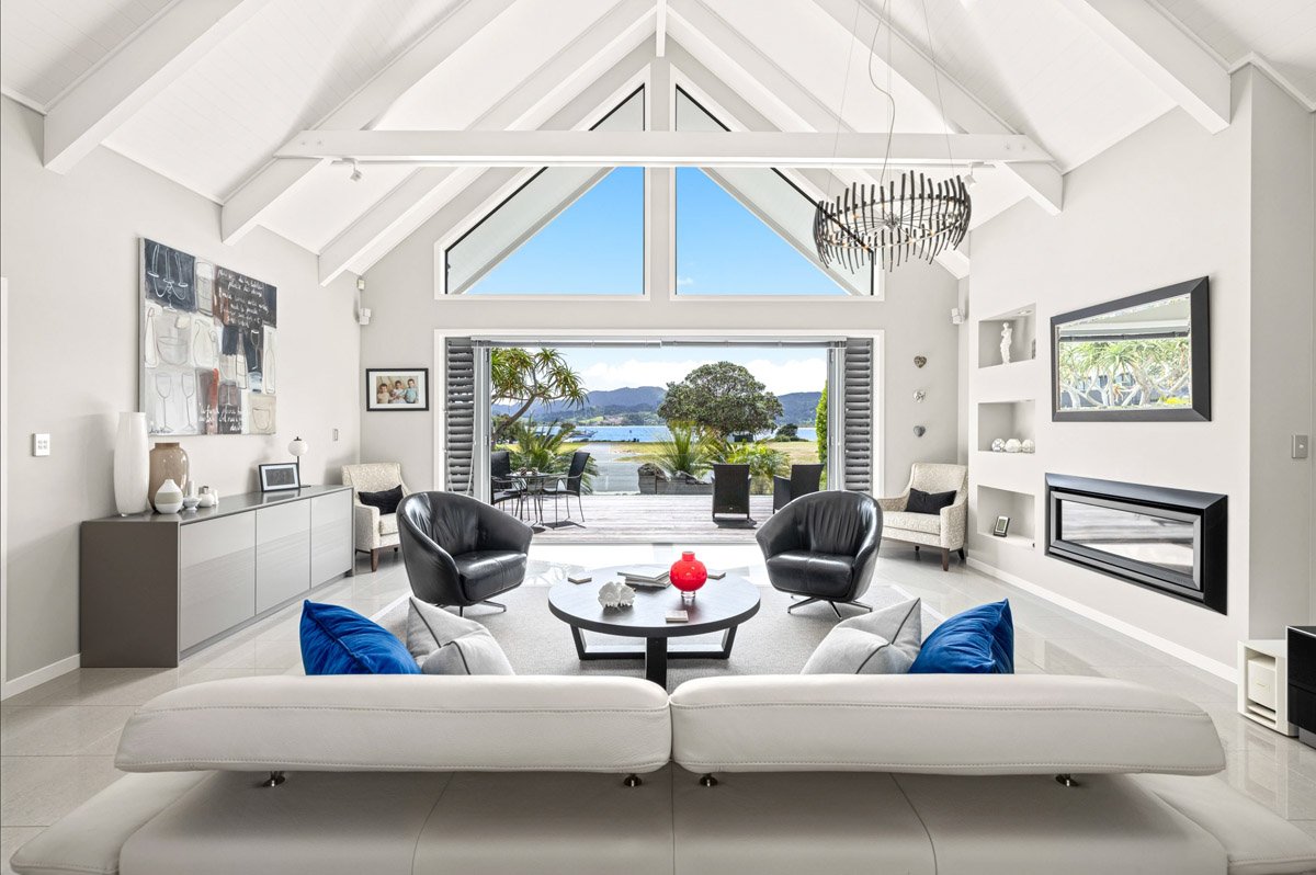 Light-filled living room with vaulted ceilings and panoramic harbour views in an Omaha architectural home.