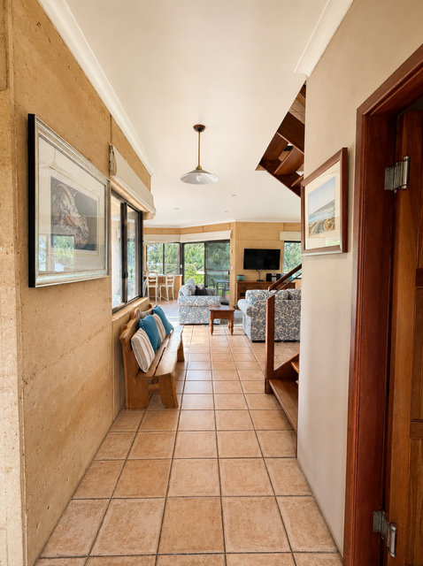 lharmone garden hallway lounge.PNG