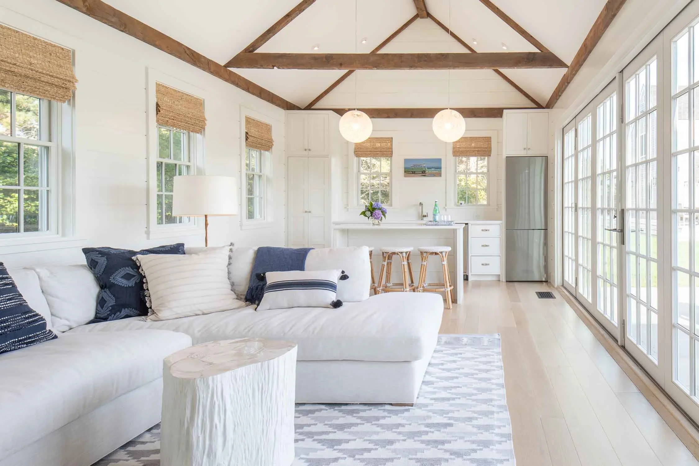 08-nantucket-beach-house-living-room-exposed-beams.jpg