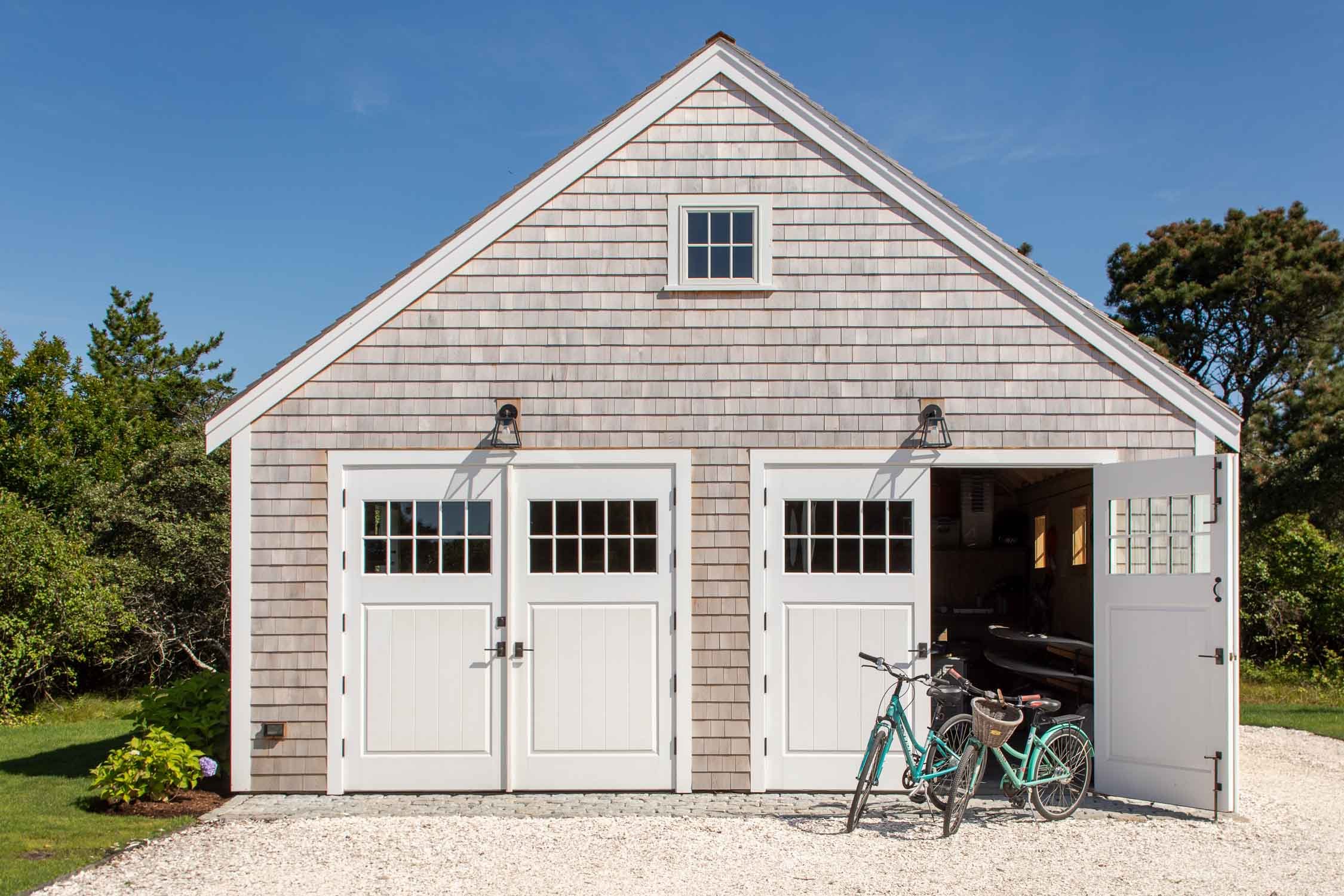 05-nantucket-carriage-house-garage-coastal-design.jpg