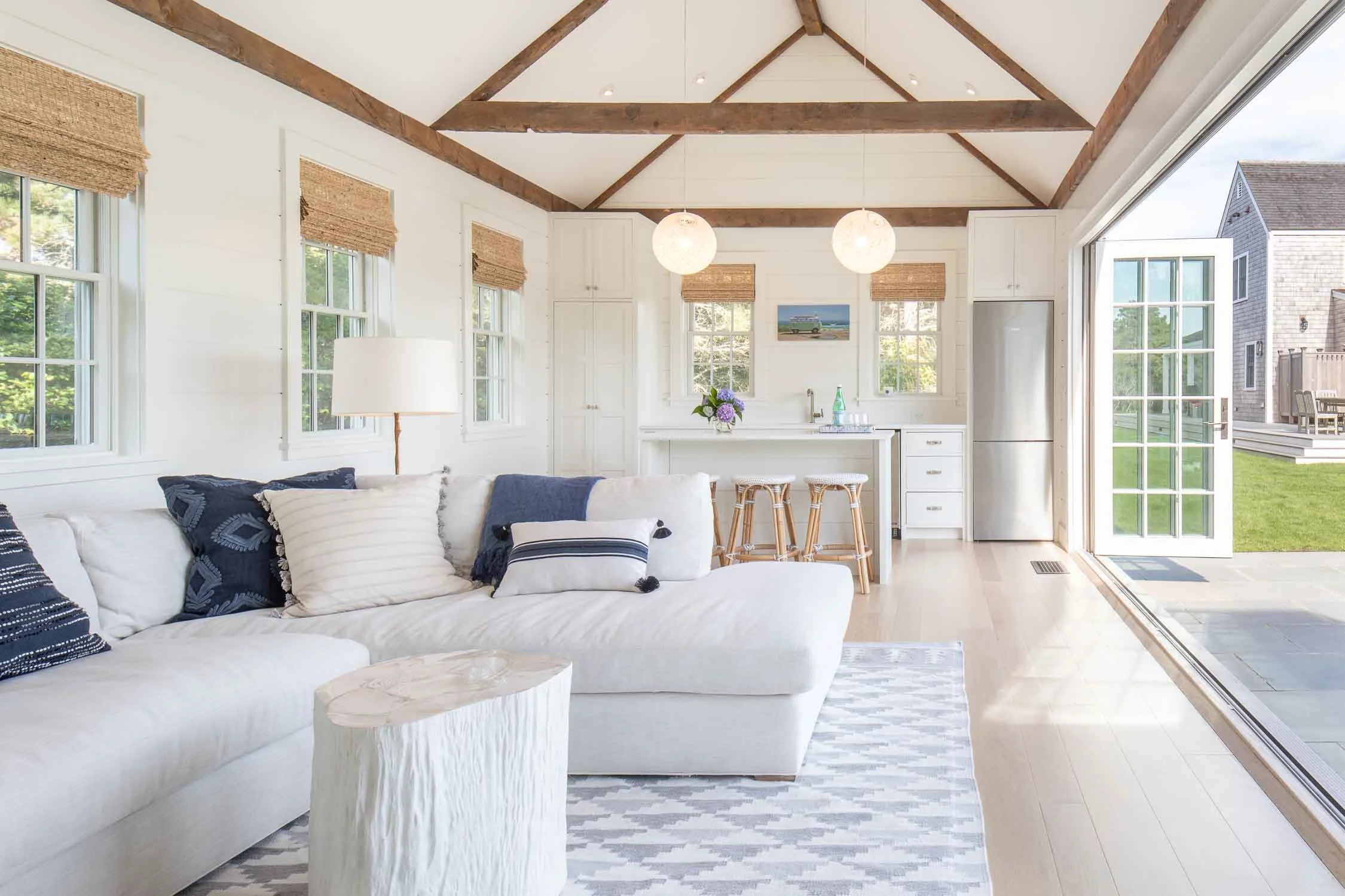 07-nantucket-coastal-living-room-kitchen-indoor-outdoor.jpg