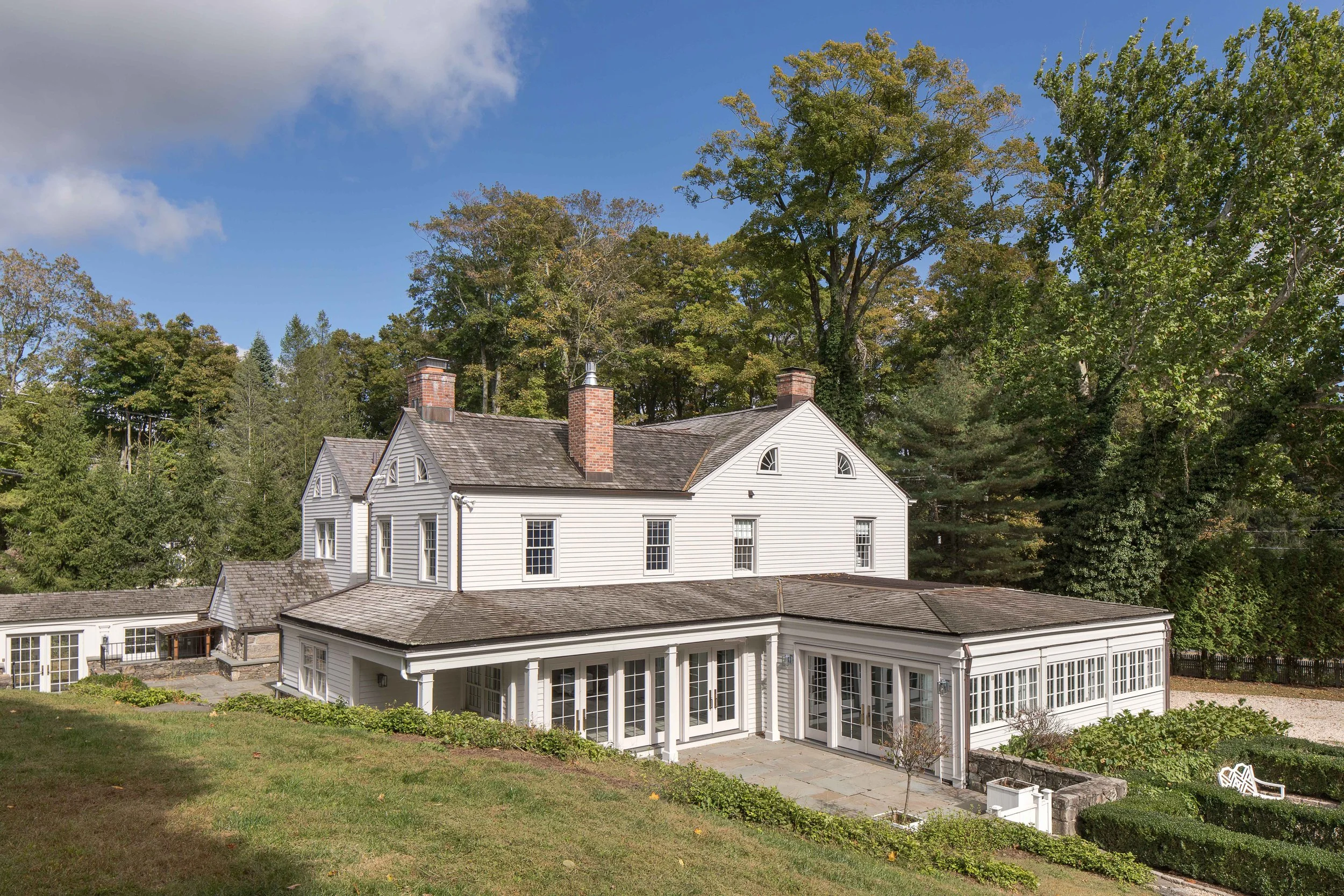 01-pound-ridge-ny-historic-tavern-front-exterior-1790.jpg