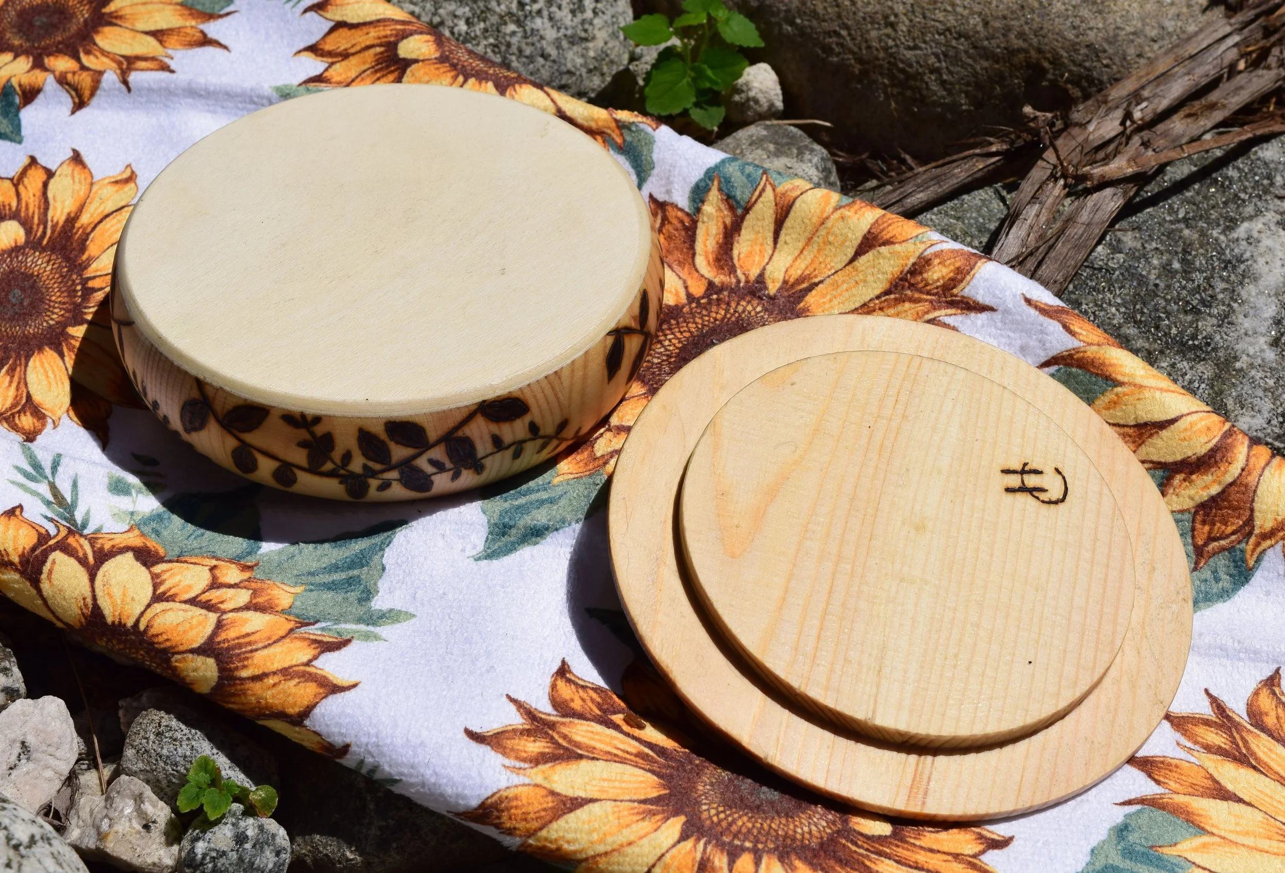 Sunflower Jewelry box bottom A.jpg