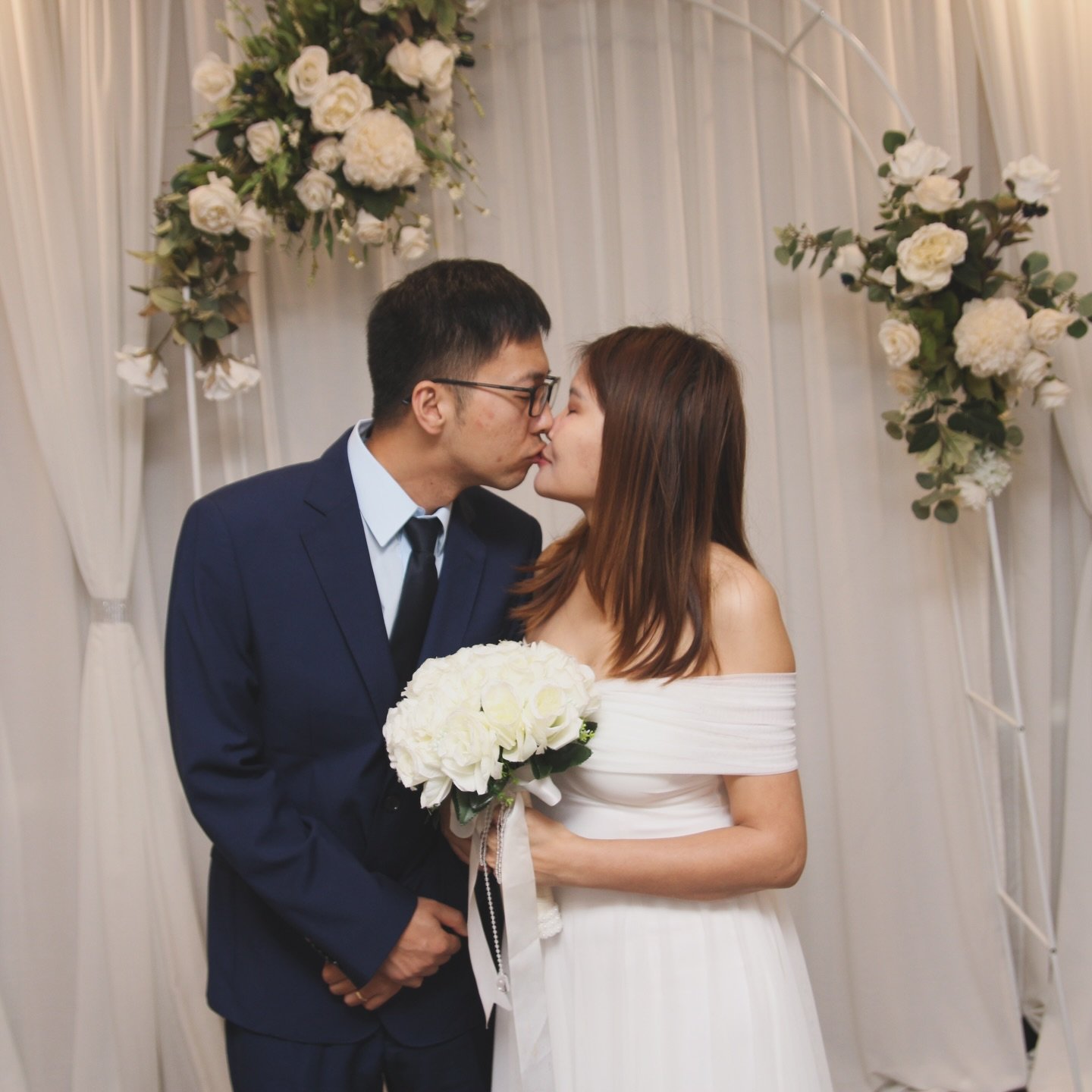 Wishing this beautiful couple, a very happy future together! 🤍 

#vegaswedding #marriedinvegas #vegaschapels #weddingday