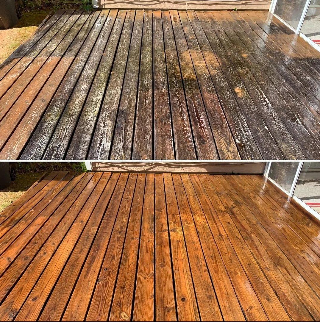 Comparación de una terraza de madera antes y después de ser lijada y barnizada. La parte superior muestra madera envejecida y sucia, mientras que la parte inferior muestra madera limpia y brillante con un nuevo acabado