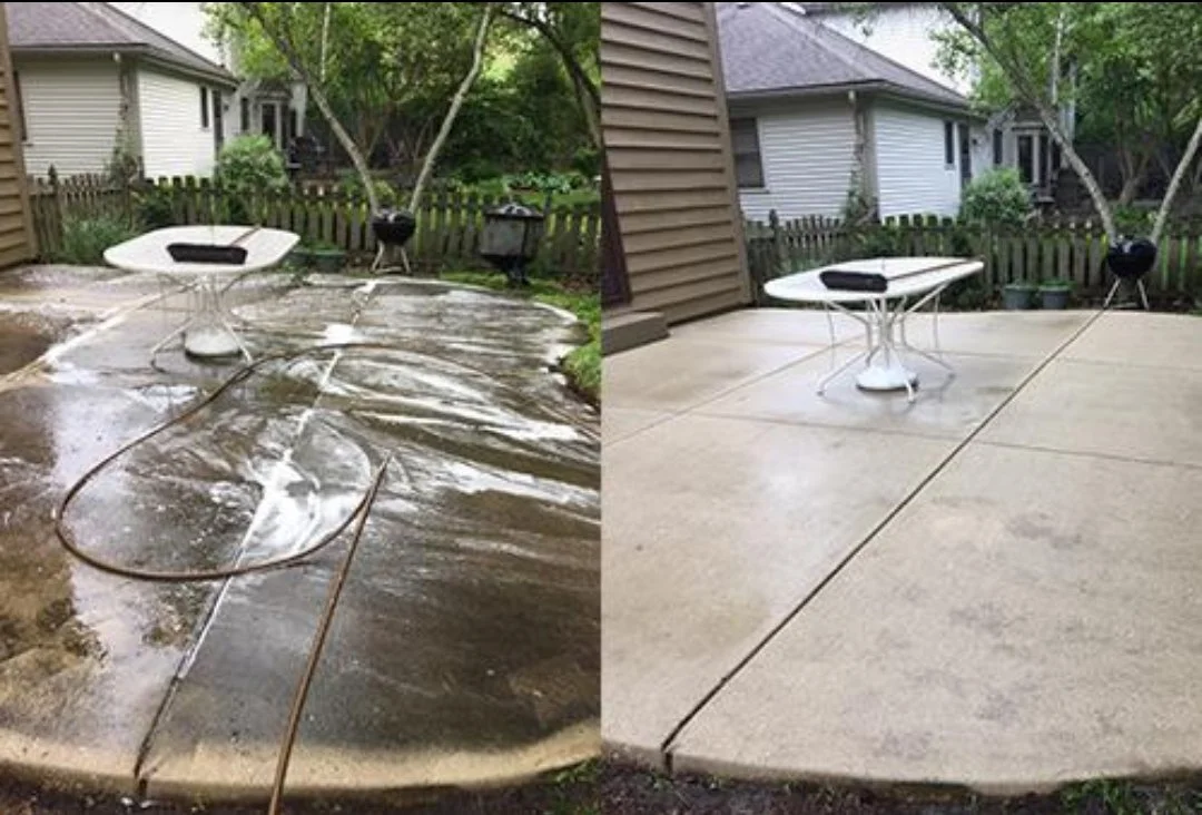 Antes y después de la limpieza de una terraza de cemento, con una mesa blanca y una parrilla de carbón al fondo, en un jardín con árboles y casas de fondo.