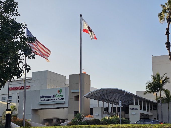 Entrance of MemorialCare Sadleback Medical Center with American and California flags flying outside.