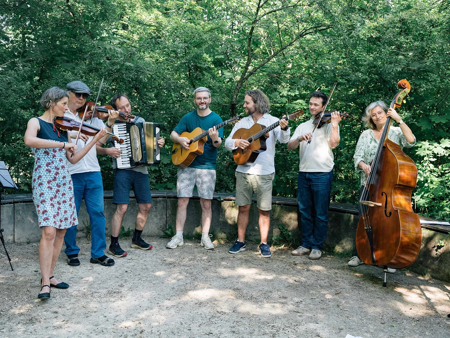 Jazz Manouche Ensemble beim gemeinsamen Musizieren im Freien