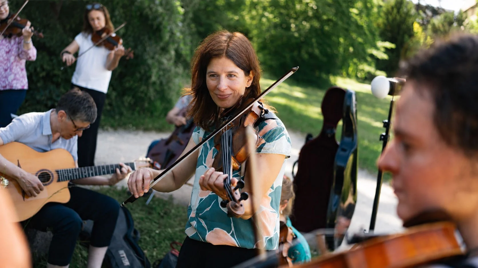 Sophie Lüssi beim Jazz Manouche Spielen mit weiteren Musikerinnen und Musikern