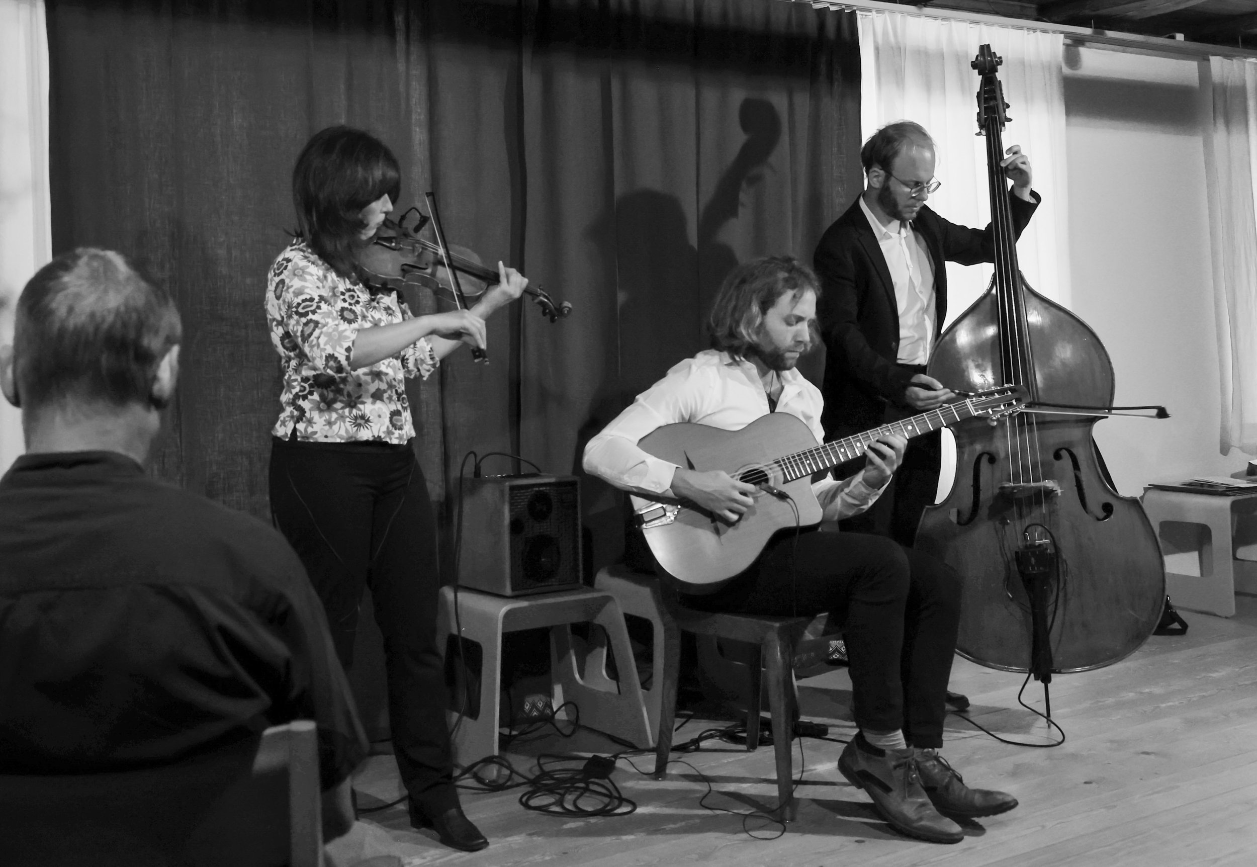 Schwarzweissaufnahme eines Jazz-Manouche-Konzerts des Silberschmidt Trio