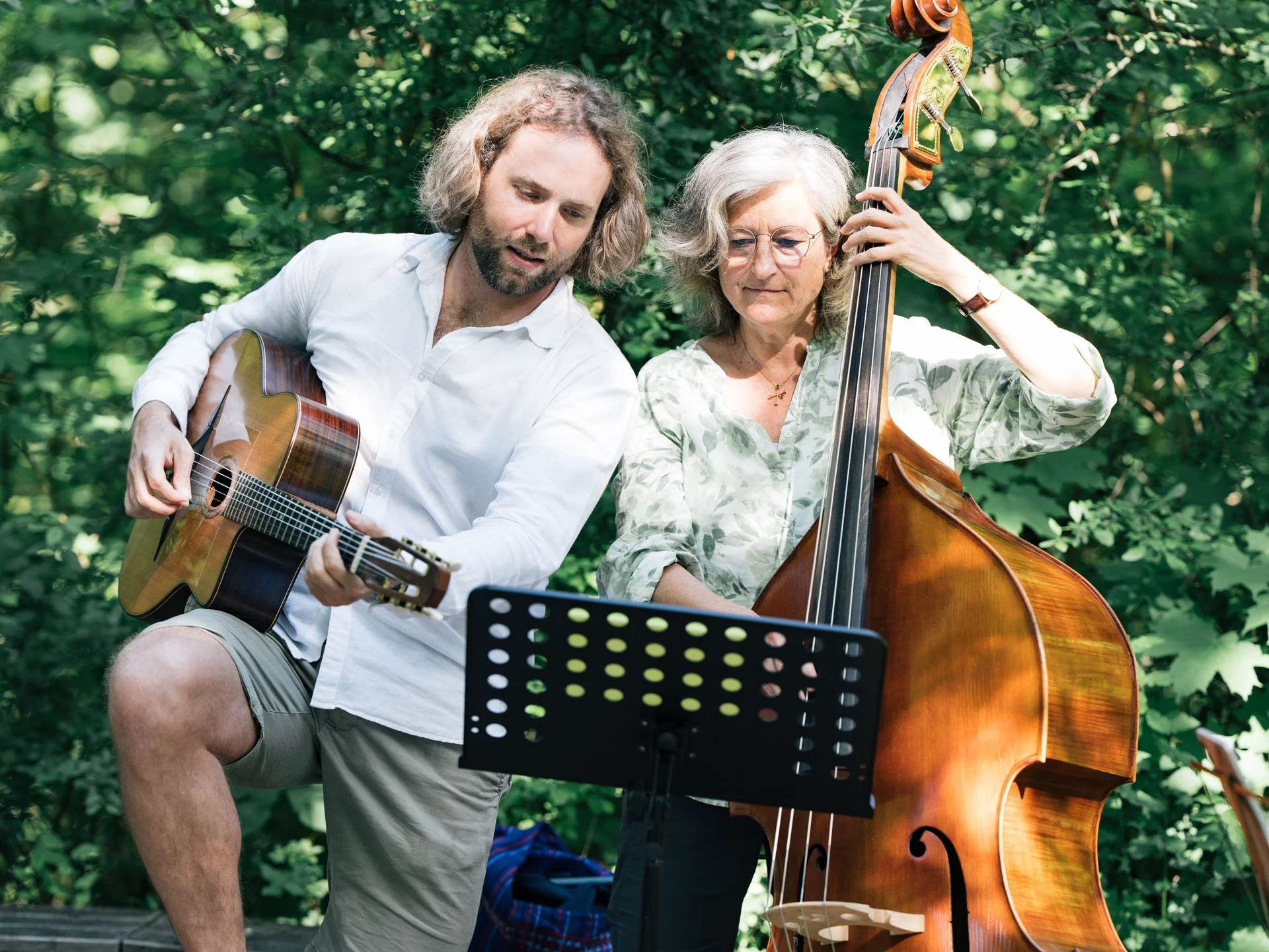Zarek Silberschmidt spielt Gitarre mit einer Kontrabassistin beim Workshop der Swiss Jazz Manouche Association.