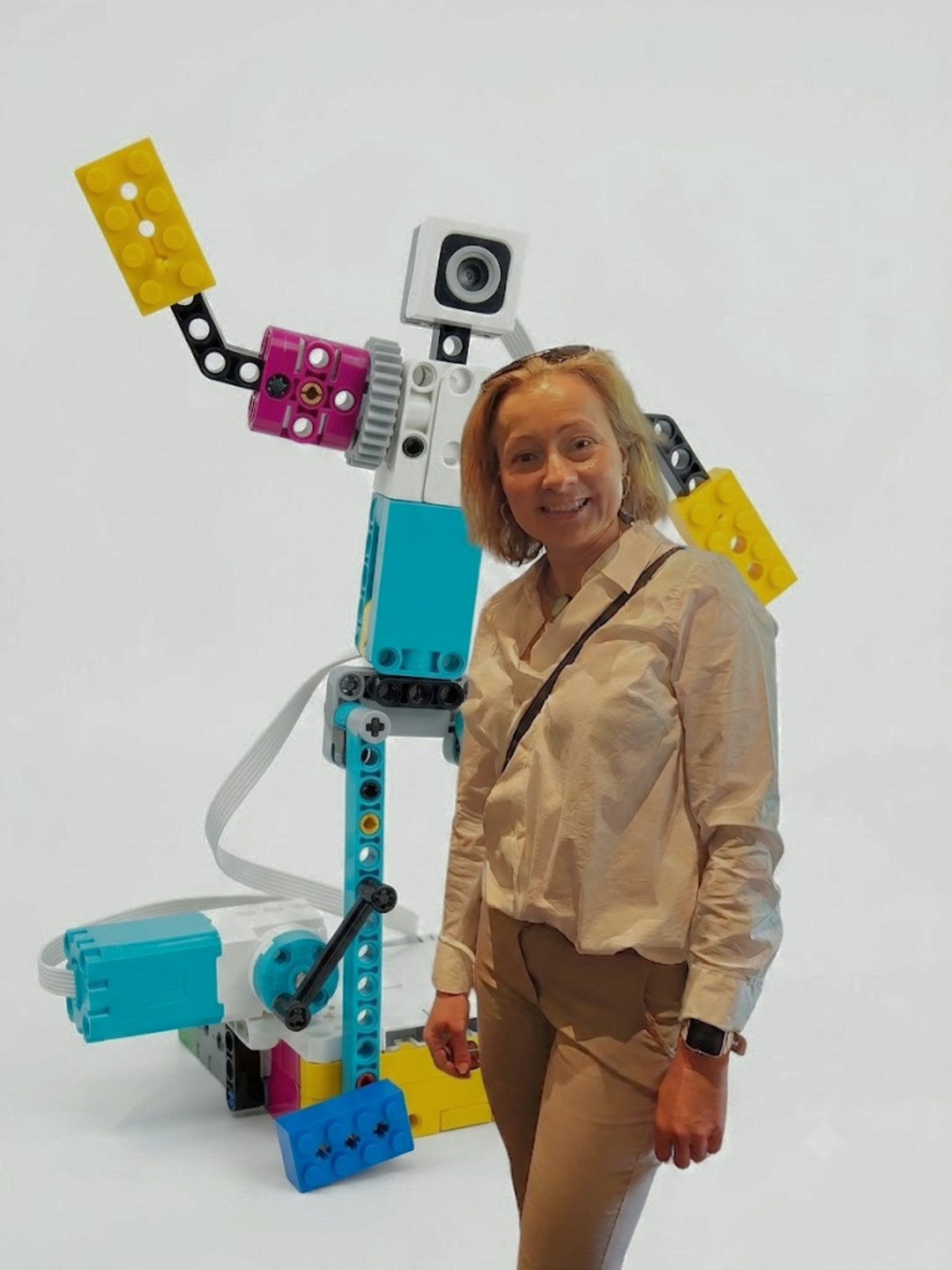 Maria Hellsen, grundare och kursledare på Robotikkurs, lär barn att bygga robotar med Lego, programmera och experimentera med teknik — robotikkurser för barn i Vallentuna och Stockholm.
