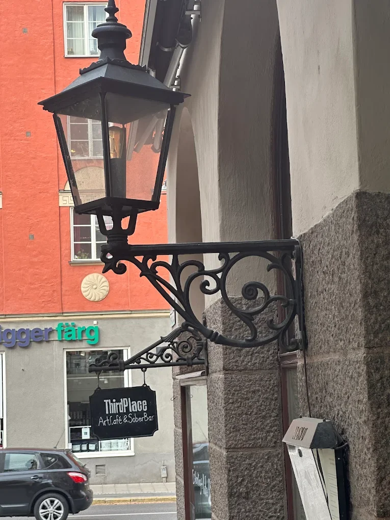 Ljus och kreativ lokal på St Eriksplan i Vasastan, Stockholm, där Bricks and Robots Sverige håller robotikkurser för barn — Third Place Art Cafe.