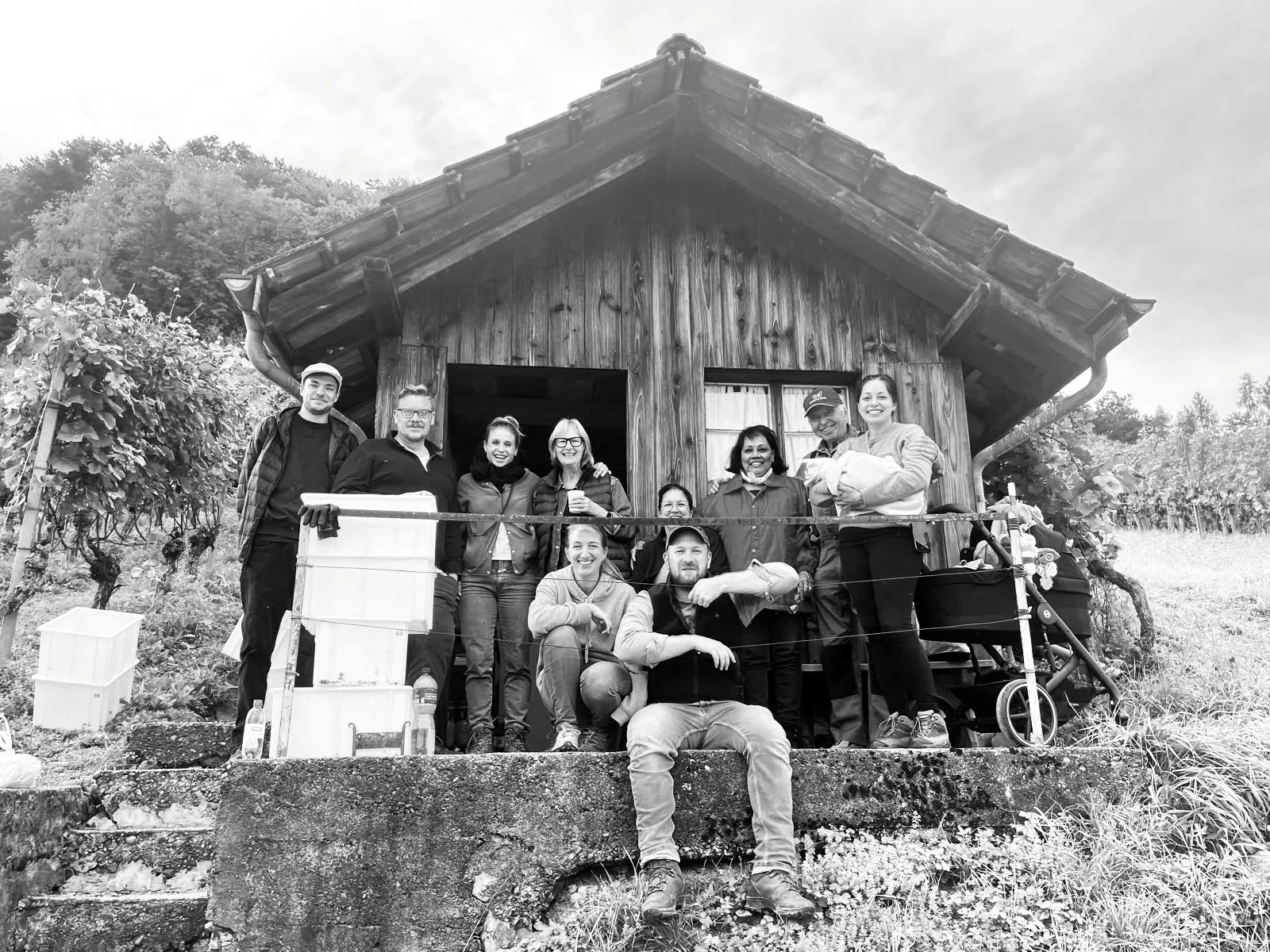 Hoobertus Winzerfamilie an der Weinlese vor einer Holzhütte im Rebberg in Remigen, Aargau.