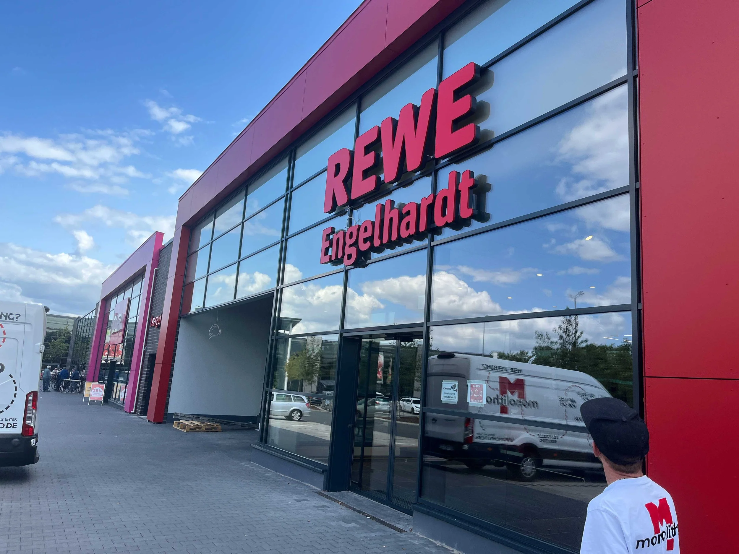 Monolitho-lichtwerbesysteme-REWE-2.jpg