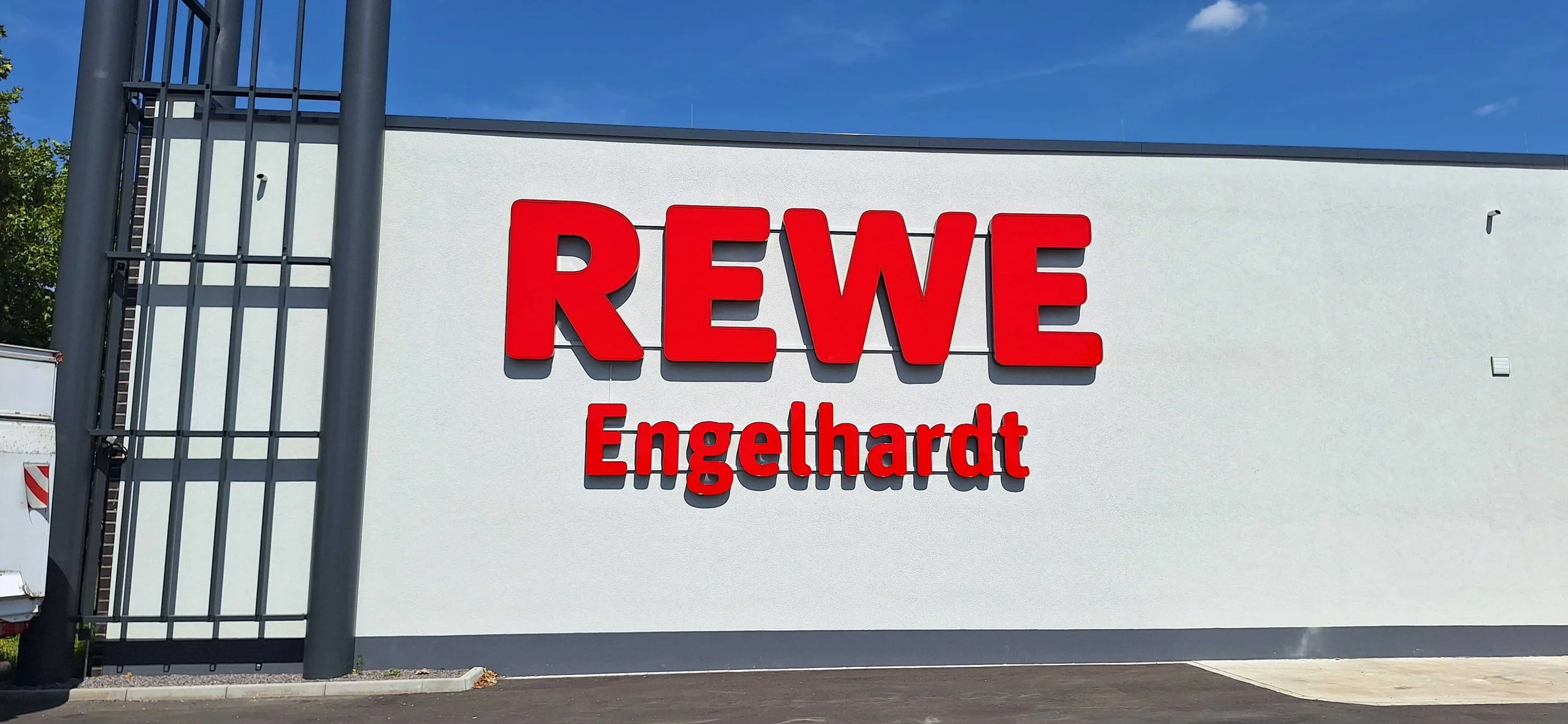 Monolitho-lichtwerbesysteme-REWE-1.jpg