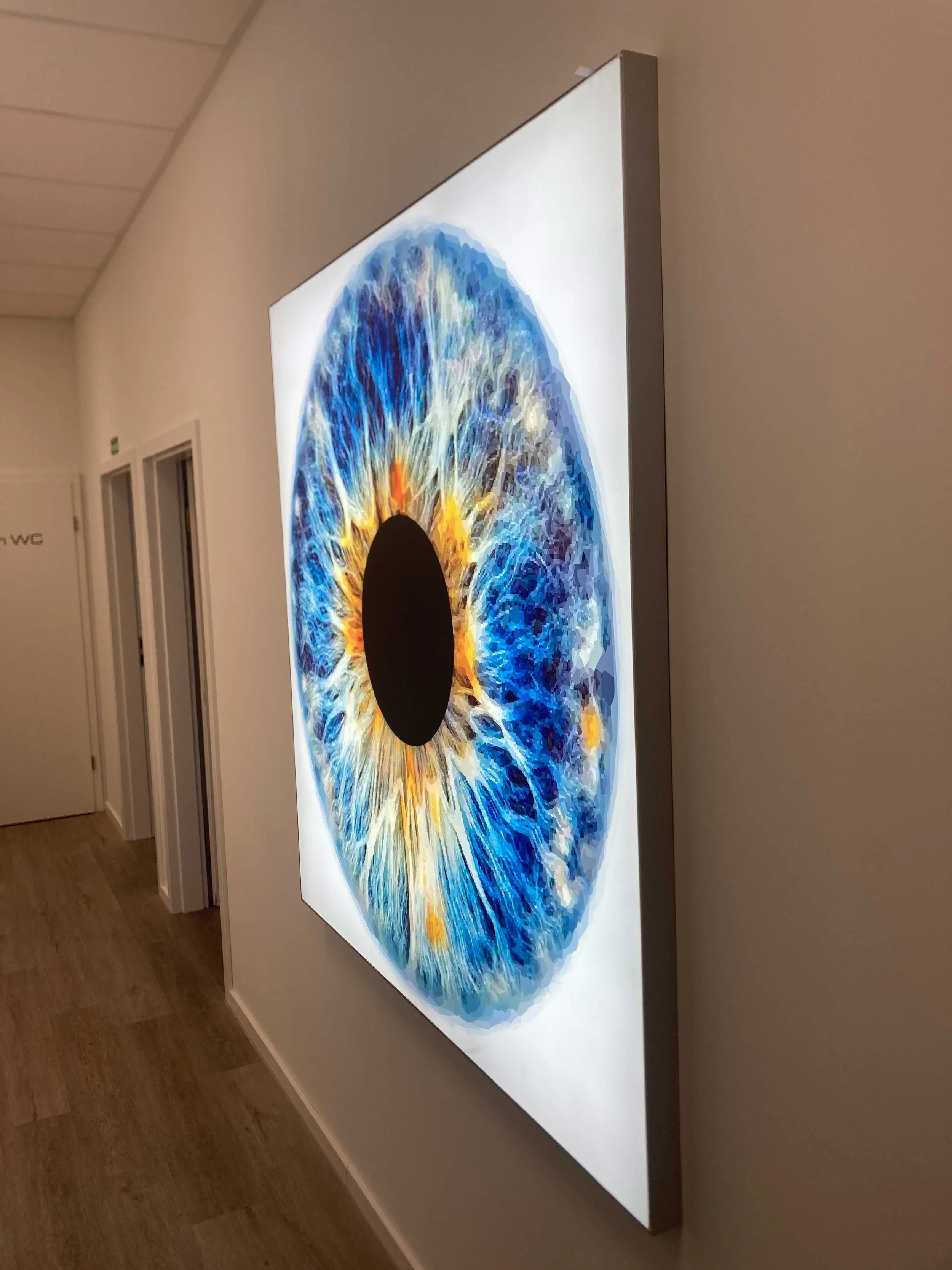 Digitales Wandbild mit abstraktem, buntem Design in Blau, Gelb, Weiß und Schwarz.