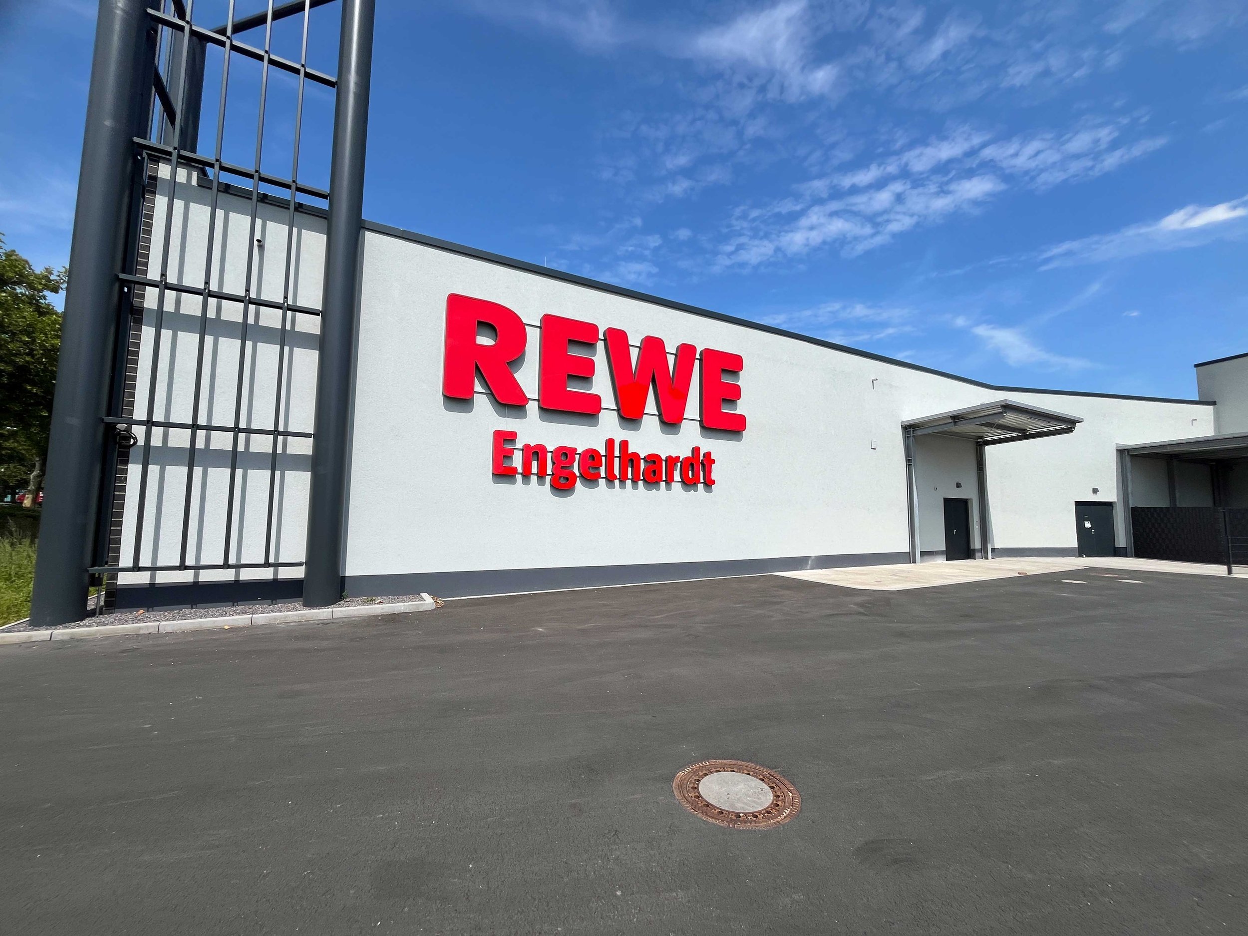 Monolitho-lichtwerbesysteme-REWE-4.jpg