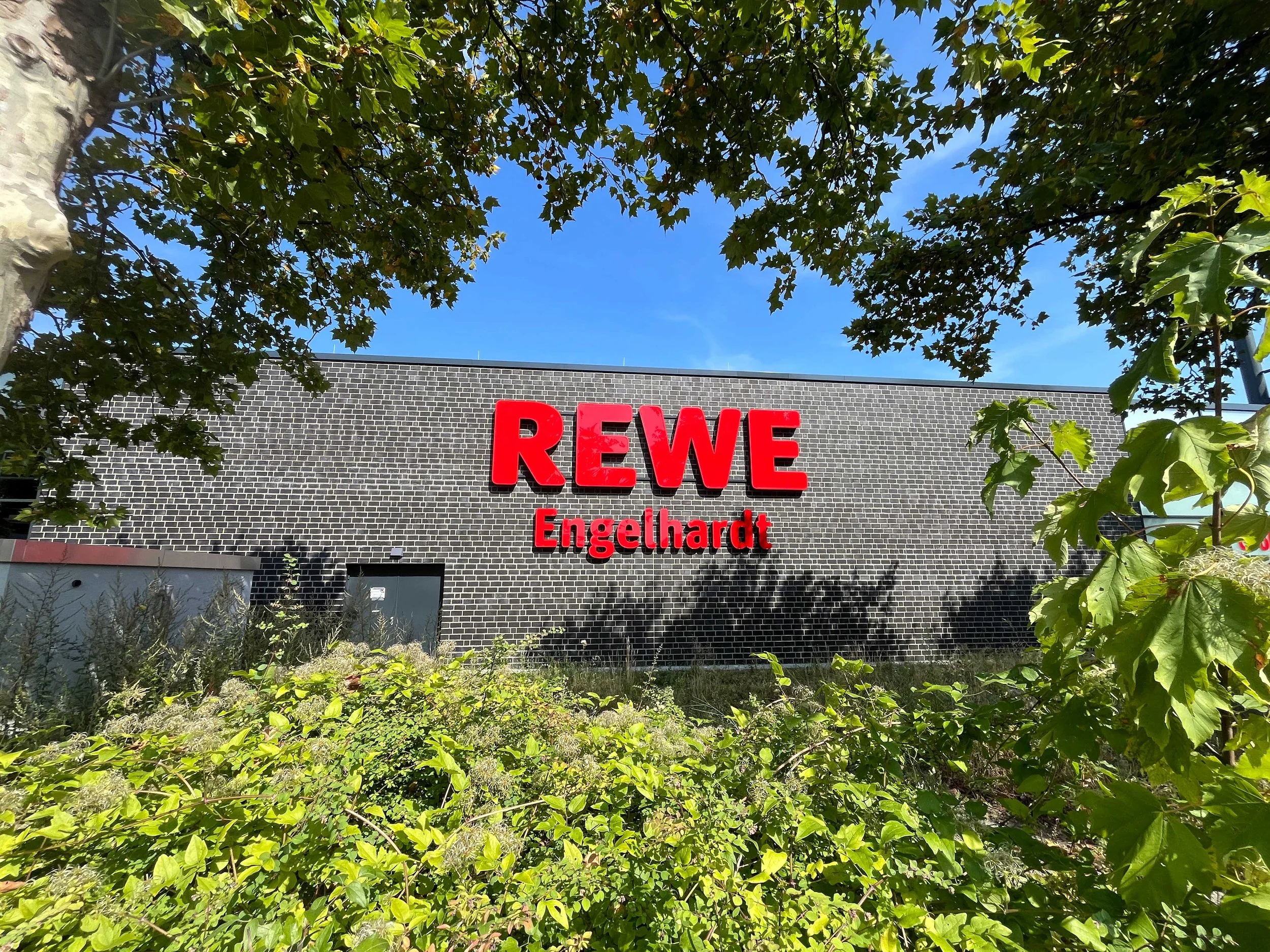 Monolitho-lichtwerbesysteme-REWE-6.jpg