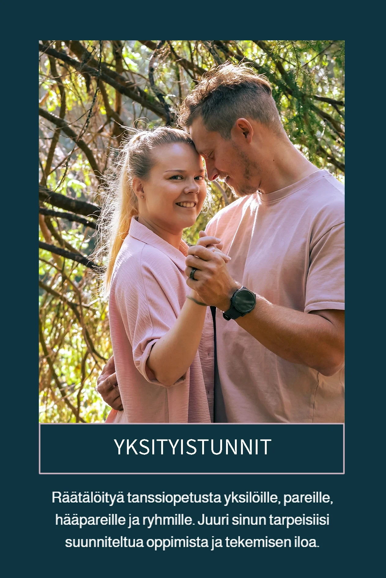 Pari tanssii yhdessä luonnon keskellä Oulussa