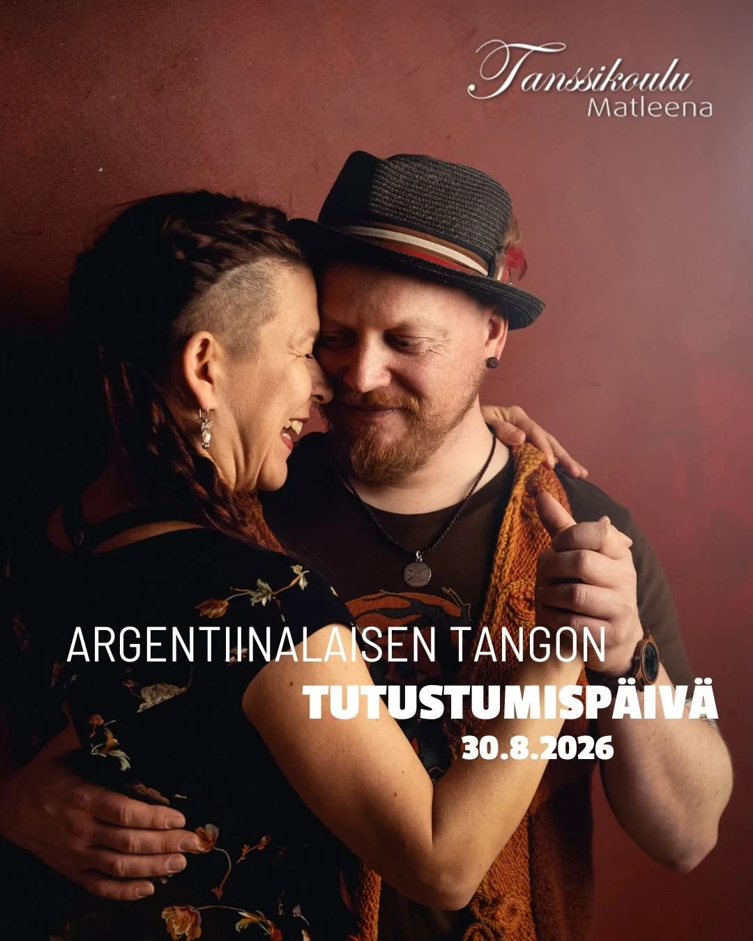 Iloinen pariskunta tanssii paritanssia