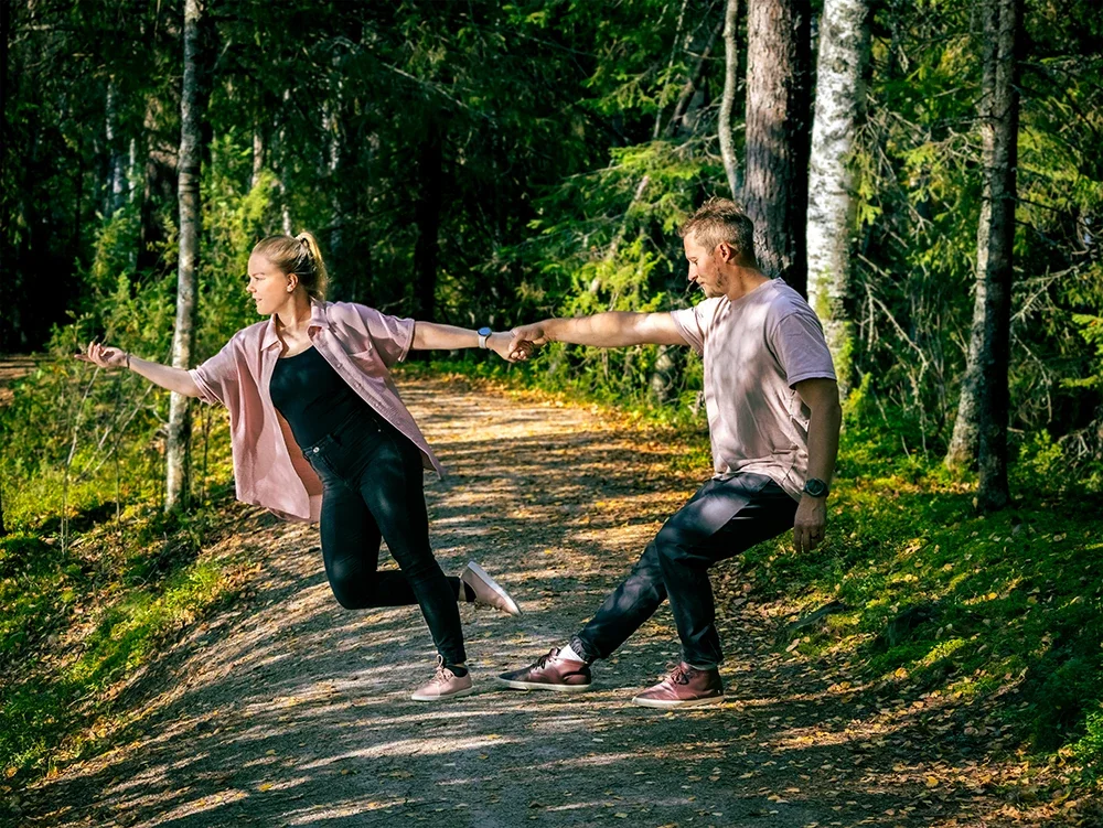 Mies ja nainen tanssimassa paritanssia metsäpolulla Oulussa
