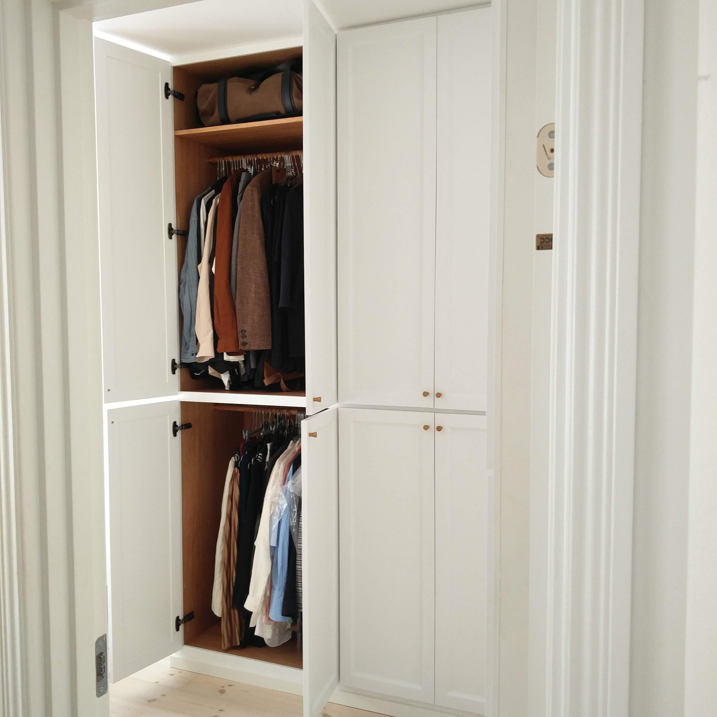 snedker_indbygget_garderobe_fyldningslåge_egetræ_fingertappet_david_pepke.jpg